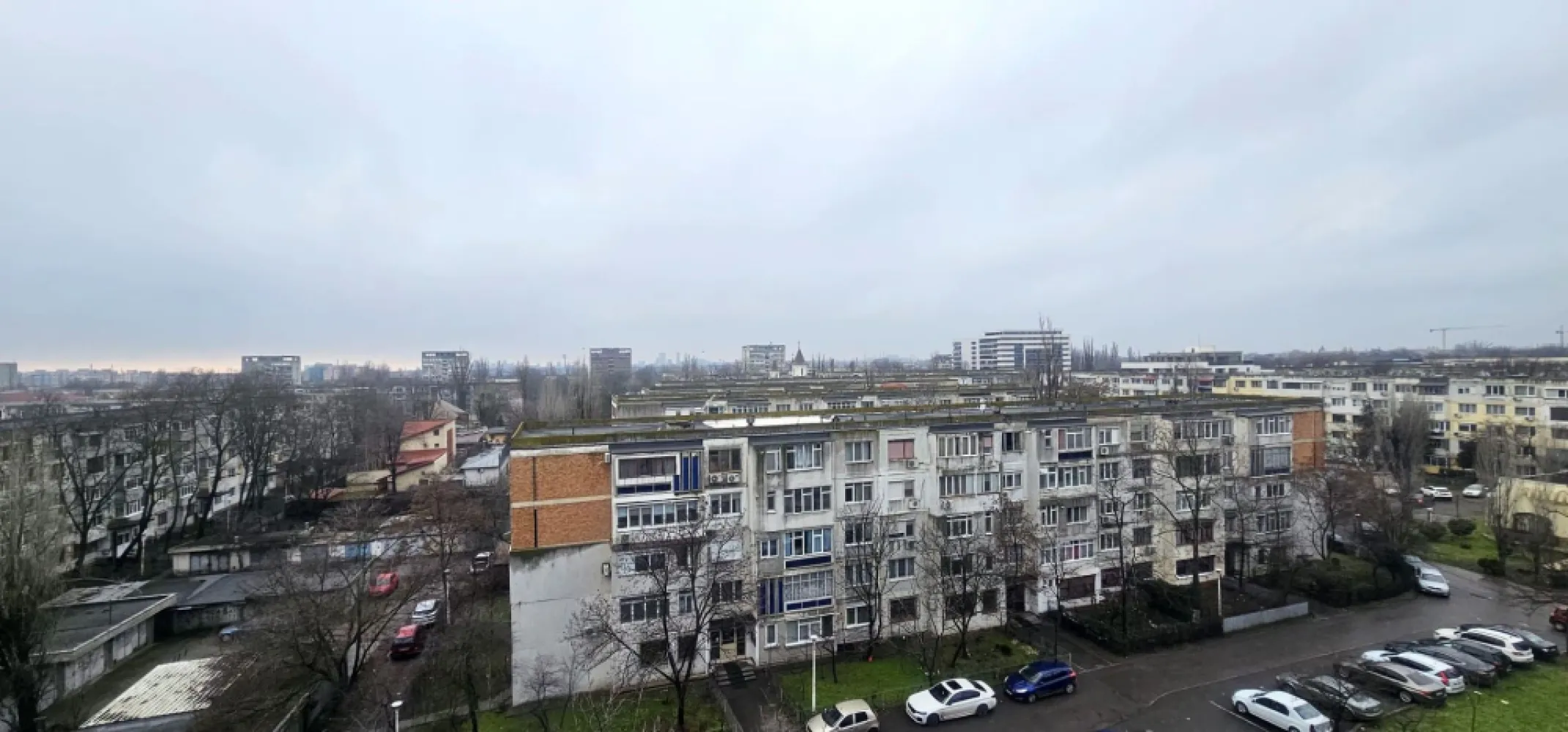 Apartament 2 camere renovat, mobilat si utilat - zona Cosbuc – Tribunal - Va propunem spre vanzare sau inchiriere un apartament cu 2 camere, semidecomandat, situat intr-o zona centrala si foarte cautata a orasului, pe strada Cosbuc, in imediata apropiere a Tribunalului. Apartamentul este amplasat la etajul 6 al unui imobil bine intretinut si are o suprafata de aproximativ 56 mp, fiind ideal atat pentru locuit, cat si pentru investitie. Proprietatea a fost recent renovata, se prezinta intr-o stare foarte buna si se preda complet mobilata si utilata, exact ca in fotografii, oferind viitorului proprietar sau chirias confort imediat, fara alte investitii suplimentare. Zona beneficiaza de acces rapid la institutii publice, mijloace de transport, magazine, scoli, restaurante si zone de interes central, ceea ce face ca aceasta proprietate sa fie extrem de atractiva. Pret vanzare: 78.000 euro Comision 0% de la cumparator Pentru mai multe detalii sau programarea unei vizionari, va rugam sa contactati: Ene Liliana - 0746 252 252 - MAG Invest }}