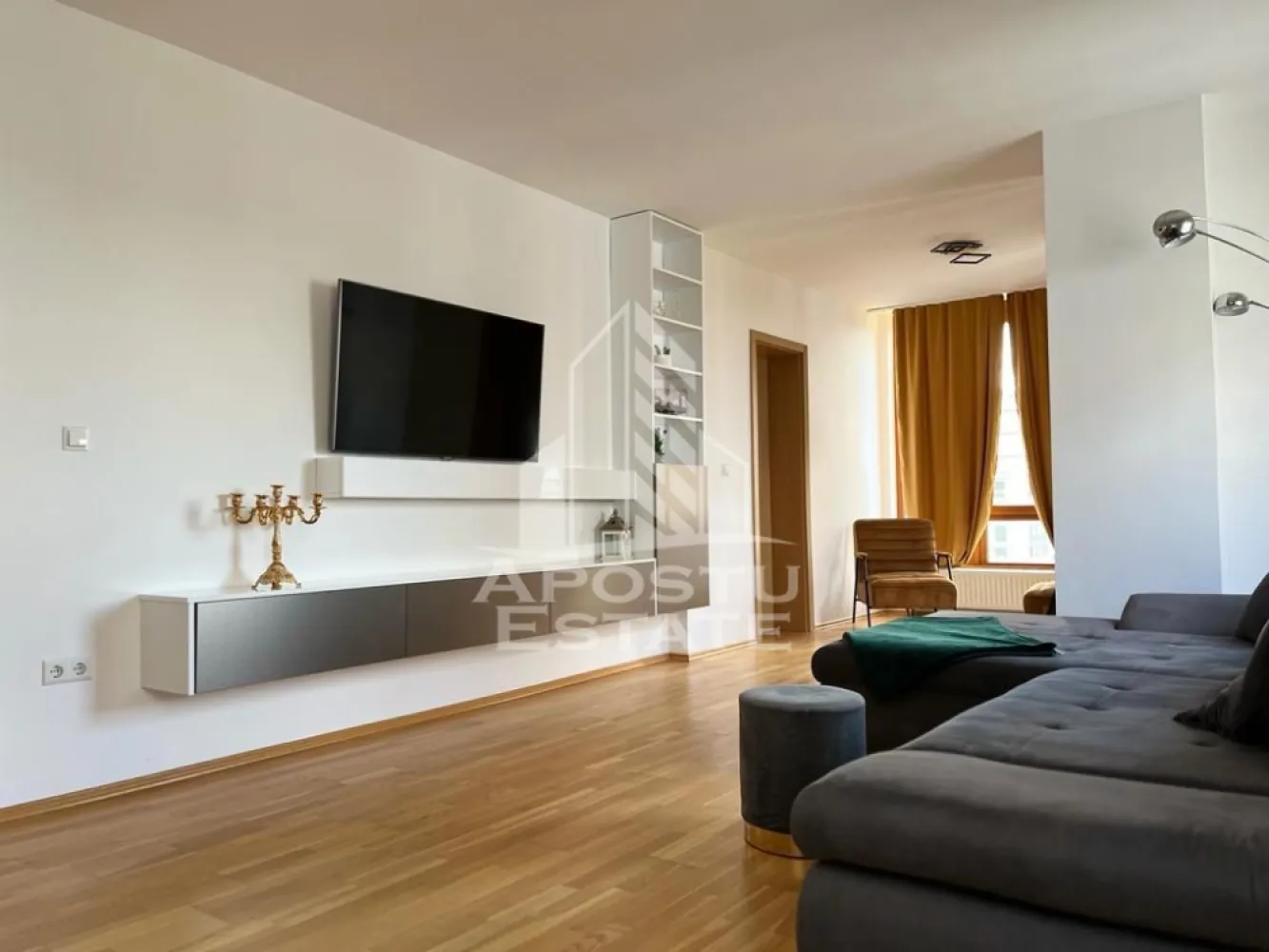 Apartament cu 2 camere de inchiriat, bloc nou, zona Torontalului - Apostu Estate va propune spre inchiriere un apartament modern cu 2 camere, open space, confort 1, situat in zona Calea Torontalului.

Apartamentul se afla la etajul 5 al unui unui imobil cu 5 etaje ce beneficiaza de lift.

Imobilul se intinde pe o suprafata utila de 80mp si este compartimentat astfel:
- hol de acces
- bucatarie open space
- dormitor
- living
- baie cu cada
- baie de servici

Confortul termic se realizeaza prin intermediul centralei proprii si al aerului conditionat.

Vecinatati:
- VOX Tehnology Park
- NextFit
- Lidl
- Profi
- Pizzeria Giovana
- Breathless House

Apartamentul se inchiriaza complet mobilat si utilat, dupa cum este prezentat in poze.Acces gratuit la parc si loc de joaca privat.

Disponibil spre inchiriere de la finalul lunii iulie.
Va asteptam cu drag la o vizionare!