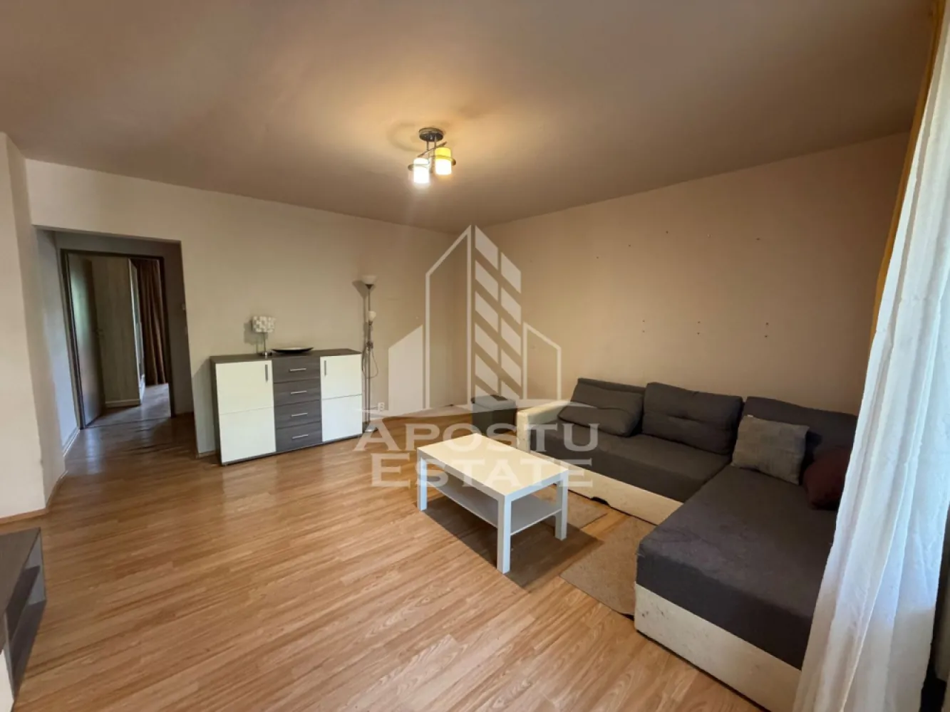 Apartament cu 2 camere de vanzare, etaj intermediar , Zona Bucovina - Agenţia imobiliara Apostu Estate va propune spre vânzare un apartament nou cu 2 camere ,situat în zona Bucovina ,una dintre cele mai căutate zone din Timisoara . Ideal atât pentru locuinţa proprie , cat si pentru investiție 

 Imobilul este situat la etajul 1 din 4 ,având o suprafață utilă de 56,93 mp 

 Compartimentare :
 -Bucătărie cu debara
 -Living cu ieșire pe balcon
 -Dormitor matrimonial cu ieșire pe balcon
 -Baie cu cadă 
 -2 balcoane deschise 
 -2 debarale 
 
 Apartamentul se vinde complet mobilat , conform pozelor

Apartamentul este racordat la sistemul centralizat de termoficare, oferind o temperatură constantă pe perioada iernii.

 Beneficii suplimentare :
 - Compartimentare funcțională 
 - Zona perfectă pentru locuit sau investiţie
 -Aer condiționat 
 -Termopane 

Vecinătății :
-Școali
-Lidl 
-Iulius Mall 

 Pentru mai multe detalii si programarea unei vizionari , va stam cu drag la dispoziţie .
 
 Agenţia imobiliara Apostu Estate vă oferă consultanta bancara gratuita prin intermediul colaboratorilor noştri pentru alegerea celui mai potrivit tip de credit , astfel încât tu să devii noul proprietar al acestui apartament
 ID INTERN: CP3229528