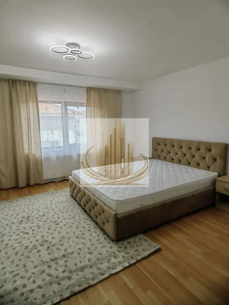 Casa cu 4 camere si 2 bai| Pet Friendly | 2 Parcări | Zona LIDL - Echipa Grand Mobilis Imobiliare vă propune spre închiriere o casă modernă, complet mobilată și utilată, situată în Dumbrăvița, în apropierea zonei Lidl, una dintre cele mai apreciate și bine conectate zone rezidențiale din apropierea Timișoarei.

Locuința face parte dintr-un ansamblu de case înșiruite, fiind amplasată între alte două unități, un avantaj important care contribuie la un confort termic sporit și costuri reduse de întreținere.

Casa dispune de 105 mp utili, este compartimentată pe parter și etaj și se remarcă prin spațiile luminoase, compartimentarea practică și atmosfera primitoare, fiind alegerea ideală pentru un cuplu sau o familie care își dorește confort și liniște.

Compartimentare:

Parter:

living generos;
birou, ideal pentru work from home;
bucătărie complet mobilată și utilată (plită, cuptor, hotă, mașină de spălat vase, combină frigorifică, cuptor cu microunde, prăjitor de pâine și friteuză);
baie cu cabină de duș.

Etaj:

două dormitoare spațioase;
baie cu cadă și mașină de spălat.

Proprietatea se închiriază complet mobilată și utilată, fiind pregătită pentru mutare imediată. Beneficiază de centrală termică proprie, aer condiționat, Smart TV, o terasă mobilată, curte proprie de aproximativ 150 mp, hamac, grătar și două locuri de parcare.

Un alt mare avantaj îl reprezintă poziționarea excelentă. În doar câteva minute de mers pe jos regăsiți supermarketuri, restaurante, cafenele, brutării, școli, grădinițe, afterschool-uri, farmacii, săli de fitness, parcuri și zone verzi, precum și stații ale mijloacelor de transport în comun. Totodată, accesul către principalele artere ale orașului și către Timișoara este rapid și facil, oferind un plus de confort în viața de zi cu zi.

Un avantaj rar întâlnit este faptul că proprietatea este Pet Friendly, astfel încât și companionii dumneavoastră necuvântători sunt bineveniți.

Datorită poziției excelente, compartimentării practice, curții generoase, celor două locuri de parcare și faptului că se închiriază complet mobilată și utilată, această proprietate reprezintă alegerea ideală pentru cei care își doresc o casă pregătită pentru mutare, într-o zonă liniștită, dar foarte bine conectată.

Pentru mai multe informații și programarea unei vizionări, vă invităm să contactați echipa Grand Mobilis Imobiliare!
ID Intern: CP3229599