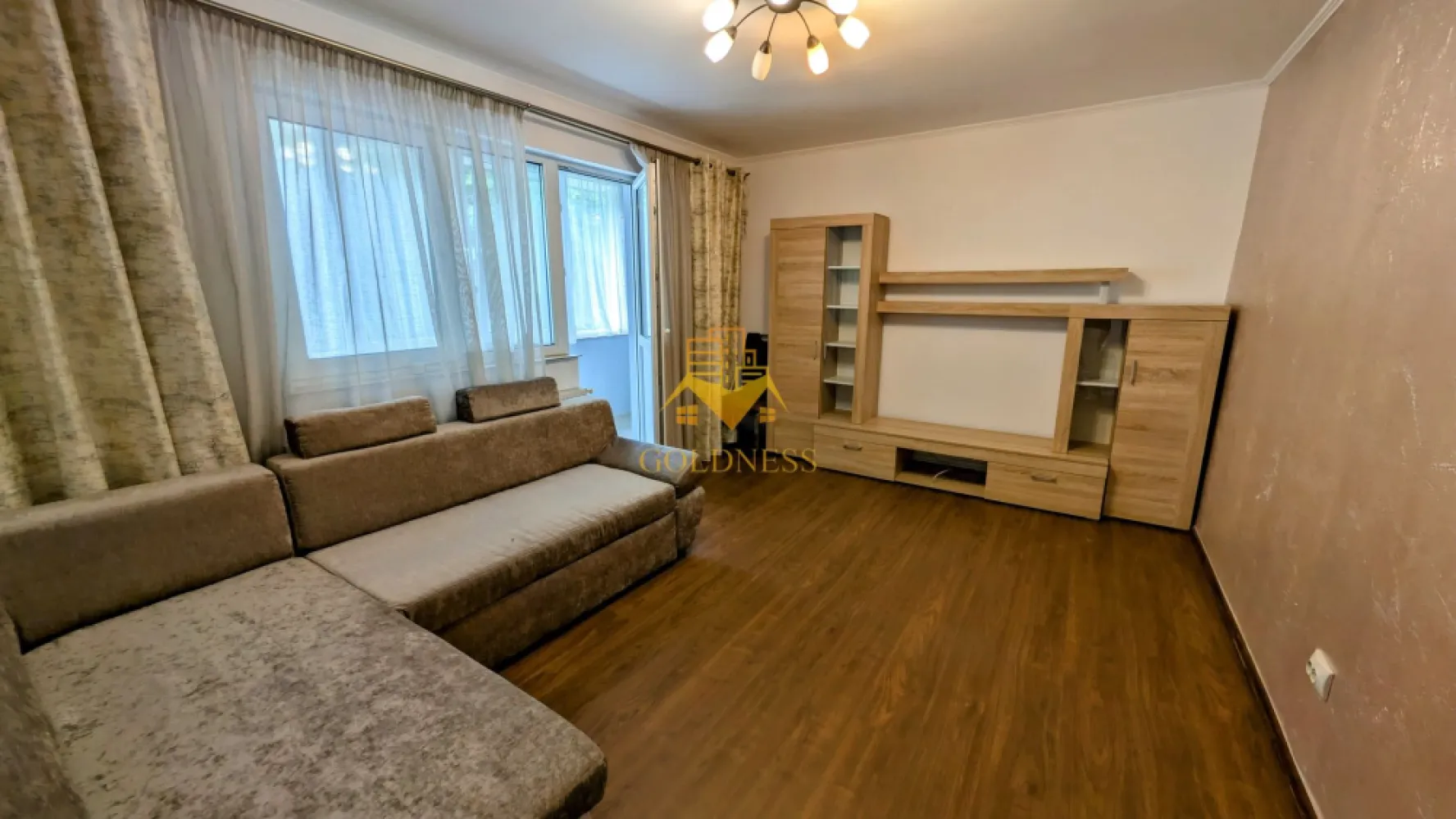 3 camere decomandate, Cartierul Manastur, Parcare, Mehedinti, Cioplea - GOLDNESS Imobiliare vă propune spre închiriere un apartament cu 3 camere decomandate, complet mobilat și utilat, la etajul 1 într-un imobil de 4 etaje , în cartierul Mănăștur. Apartamentul este compartimentat astfel: - Două camere, unde, în funcție de nevoile chiriașului, se pot adăuga corpuri de mobilier suplimentare; - O cameră dotată cu canapea extensibilă și dressing; - Baie cu cadă, calorifer port-prosop din inox și dulap pentru depozitare; - Bucătărie complet utilată și mobilată, cu loc de luat masa. Imobilul este dotat cu toate cele necesare - centrală proprie, mașină de spălat haine, frigider, etc. Se află în apropierea stațiilor de transport în comun, magazine, spații verzi, farmacii, etc. Dispune de loc de parcare ! Dacă sunteți interesați de acest apartament și doriți să îl vizionați, dar și pentru alte oferte sau detalii nu ezitați să ne contactați telefonic sau prin e-mail. Vă stăm la dispoziție! }}