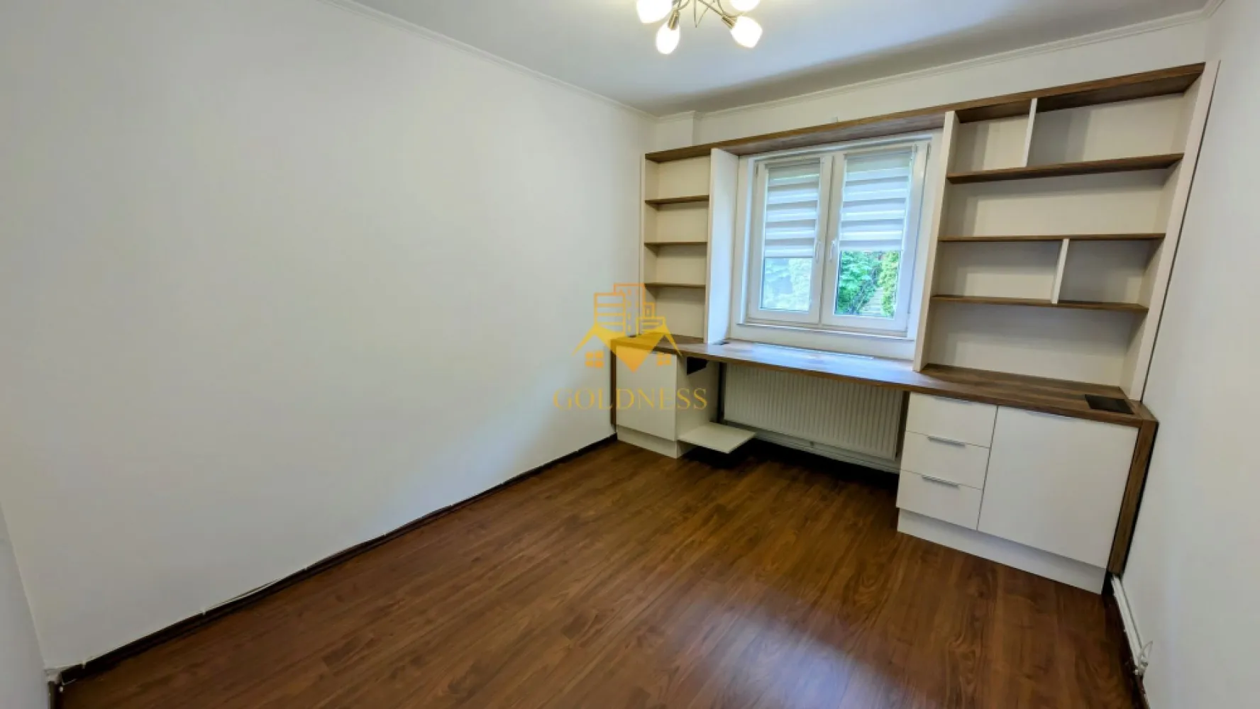 3 camere decomandate, Cartierul Manastur, Parcare, Mehedinti, Cioplea - GOLDNESS Imobiliare vă propune spre închiriere un apartament cu 3 camere decomandate, complet mobilat și utilat, la etajul 1 într-un imobil de 4 etaje , în cartierul Mănăștur. Apartamentul este compartimentat astfel: - Două camere, unde, în funcție de nevoile chiriașului, se pot adăuga corpuri de mobilier suplimentare; - O cameră dotată cu canapea extensibilă și dressing; - Baie cu cadă, calorifer port-prosop din inox și dulap pentru depozitare; - Bucătărie complet utilată și mobilată, cu loc de luat masa. Imobilul este dotat cu toate cele necesare - centrală proprie, mașină de spălat haine, frigider, etc. Se află în apropierea stațiilor de transport în comun, magazine, spații verzi, farmacii, etc. Dispune de loc de parcare ! Dacă sunteți interesați de acest apartament și doriți să îl vizionați, dar și pentru alte oferte sau detalii nu ezitați să ne contactați telefonic sau prin e-mail. Vă stăm la dispoziție! }}