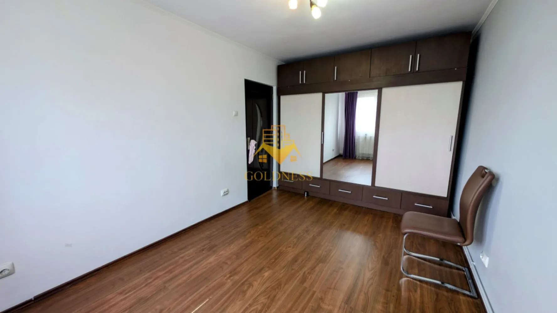 3 camere decomandate, Cartierul Manastur, Parcare, Mehedinti, Cioplea - GOLDNESS Imobiliare vă propune spre închiriere un apartament cu 3 camere decomandate, complet mobilat și utilat, la etajul 1 într-un imobil de 4 etaje , în cartierul Mănăștur. Apartamentul este compartimentat astfel: - Două camere, unde, în funcție de nevoile chiriașului, se pot adăuga corpuri de mobilier suplimentare; - O cameră dotată cu canapea extensibilă și dressing; - Baie cu cadă, calorifer port-prosop din inox și dulap pentru depozitare; - Bucătărie complet utilată și mobilată, cu loc de luat masa. Imobilul este dotat cu toate cele necesare - centrală proprie, mașină de spălat haine, frigider, etc. Se află în apropierea stațiilor de transport în comun, magazine, spații verzi, farmacii, etc. Dispune de loc de parcare ! Dacă sunteți interesați de acest apartament și doriți să îl vizionați, dar și pentru alte oferte sau detalii nu ezitați să ne contactați telefonic sau prin e-mail. Vă stăm la dispoziție! }}