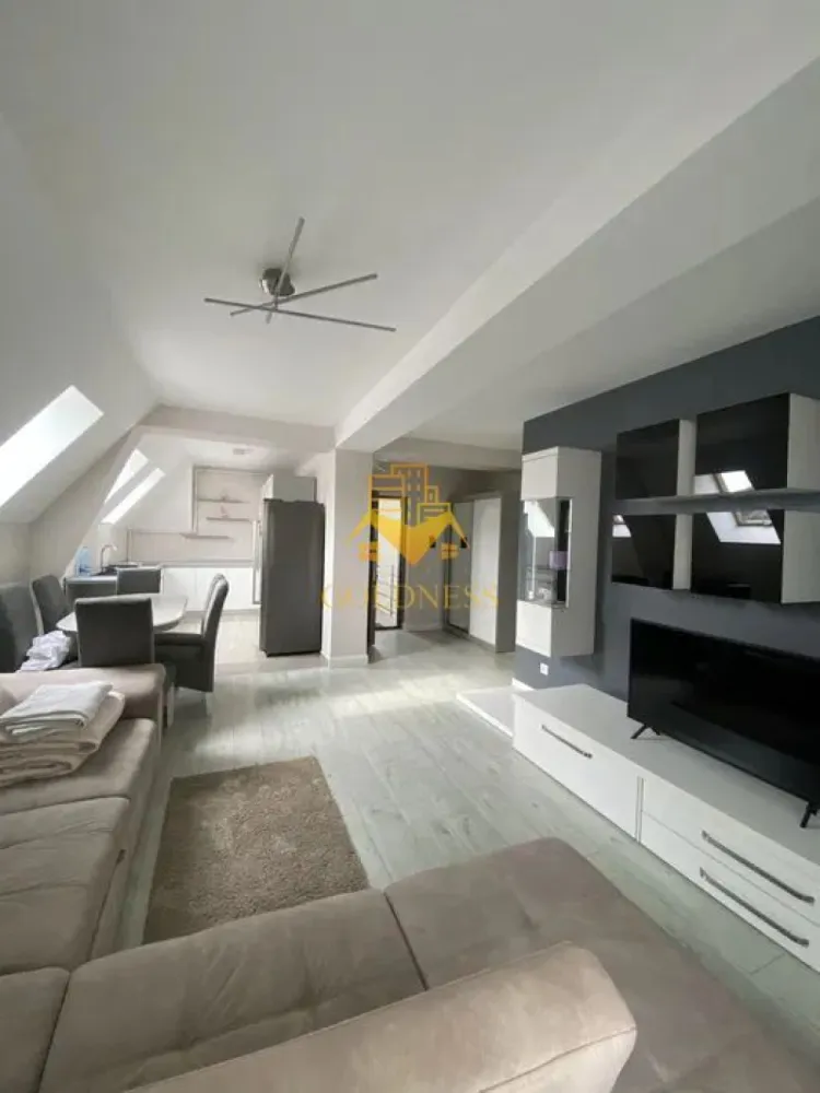 4 Camere Open space, Europa, Calea turzii, Parcare, Observatorului - GOLDNESS Imobiliare vă propune spre închiriere un apartament cu 4 camere complet mobilat și utilat, la etajul 2 într-un imobil de 2 etaje, în Cartierul Europa. Parcare exterioara inclusa! Se află în apropierea stațiilor de transport în comun, magazine, restaurante, spații verzi, farmacii, etc. Apartamentul este compartimentat astfel: - dormitor cu pat matrimonial, dressing, noptiere, birou - dormitor cu pat matrimonial, dressing, noptiere, iesire pe balcon - dormitor cu pat matrimonial, dressing, noptiere - living cu bucatarie open space complet utilată și mobilată, canapea extensibilă, loc de servit masa - doua bai, una cu cada, calorifer port prosop și dulap pentru depozitare. - balcon 7 mp. Imobilul este dotat cu toate cele necesare- centrală proprie, frigider, aragaz, hotă, mașină de spălat haine, etc. Dacă sunteți interesați de acest apartament și doriți să îl vizionați, dar și pentru alte oferte nu ezitați să ne contactați telefonic sau prin e-mail. Vă stăm la dispoziție! Pentru intermediere se percepe un comision de 50% din prețul chiriei! }}