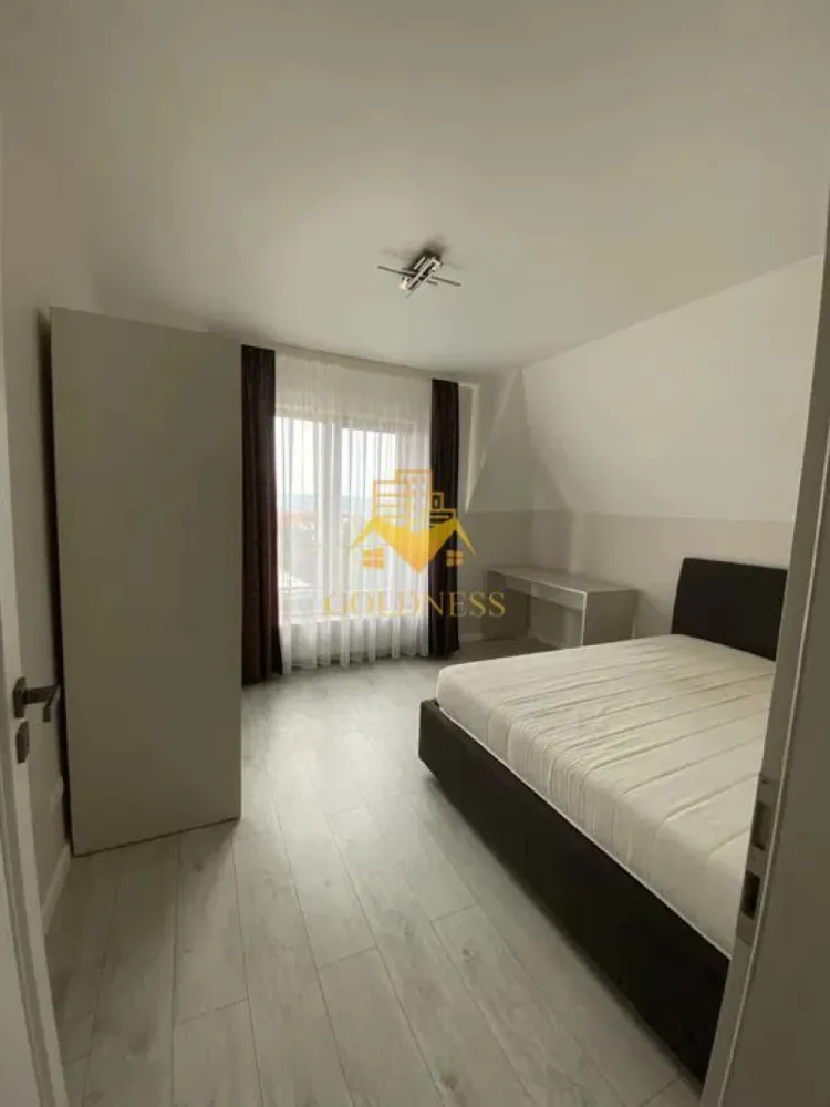 4 Camere Open space, Europa, Calea turzii, Parcare, Observatorului - GOLDNESS Imobiliare vă propune spre închiriere un apartament cu 4 camere complet mobilat și utilat, la etajul 2 într-un imobil de 2 etaje, în Cartierul Europa. Parcare exterioara inclusa! Se află în apropierea stațiilor de transport în comun, magazine, restaurante, spații verzi, farmacii, etc. Apartamentul este compartimentat astfel: - dormitor cu pat matrimonial, dressing, noptiere, birou - dormitor cu pat matrimonial, dressing, noptiere, iesire pe balcon - dormitor cu pat matrimonial, dressing, noptiere - living cu bucatarie open space complet utilată și mobilată, canapea extensibilă, loc de servit masa - doua bai, una cu cada, calorifer port prosop și dulap pentru depozitare. - balcon 7 mp. Imobilul este dotat cu toate cele necesare- centrală proprie, frigider, aragaz, hotă, mașină de spălat haine, etc. Dacă sunteți interesați de acest apartament și doriți să îl vizionați, dar și pentru alte oferte nu ezitați să ne contactați telefonic sau prin e-mail. Vă stăm la dispoziție! Pentru intermediere se percepe un comision de 50% din prețul chiriei! }}