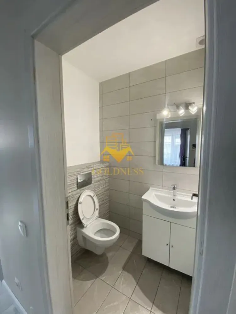 4 Camere Open space, Europa, Calea turzii, Parcare, Observatorului - GOLDNESS Imobiliare vă propune spre închiriere un apartament cu 4 camere complet mobilat și utilat, la etajul 2 într-un imobil de 2 etaje, în Cartierul Europa. Parcare exterioara inclusa! Se află în apropierea stațiilor de transport în comun, magazine, restaurante, spații verzi, farmacii, etc. Apartamentul este compartimentat astfel: - dormitor cu pat matrimonial, dressing, noptiere, birou - dormitor cu pat matrimonial, dressing, noptiere, iesire pe balcon - dormitor cu pat matrimonial, dressing, noptiere - living cu bucatarie open space complet utilată și mobilată, canapea extensibilă, loc de servit masa - doua bai, una cu cada, calorifer port prosop și dulap pentru depozitare. - balcon 7 mp. Imobilul este dotat cu toate cele necesare- centrală proprie, frigider, aragaz, hotă, mașină de spălat haine, etc. Dacă sunteți interesați de acest apartament și doriți să îl vizionați, dar și pentru alte oferte nu ezitați să ne contactați telefonic sau prin e-mail. Vă stăm la dispoziție! Pentru intermediere se percepe un comision de 50% din prețul chiriei! }}