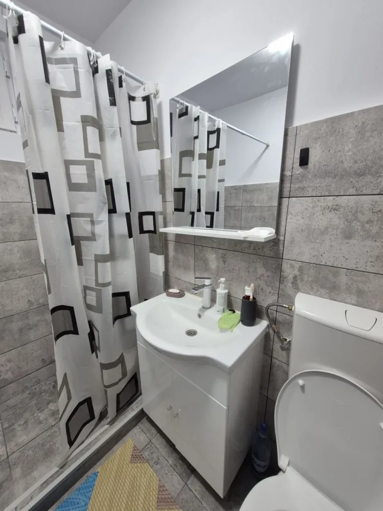 De inchiriat apartament 2 camere, Centru, 300 euro - Se oferă spre închiriere apartament cu 2 camere, situat în zona centrală, în zona Nespălată. Locuința este amplasată la etajul 1/4, fiind ideală pentru persoane care își doresc acces rapid la punctele de interes din oraș. Apartamentul este compartimentat eficient și oferă un spațiu confortabil pentru locuit. Prețul de închiriere este de 300 euro/lună. La incheierea contractului de inchiriere chiriasul va achita o chirie de 300 euro , o garantie de 300 euro si comisionul agentiei imobiliare. Pentru mai multe detalii sau pentru programarea unei vizionări, vă rugăm să ne contactați 0746.252.252 Liliana Ene. }}
