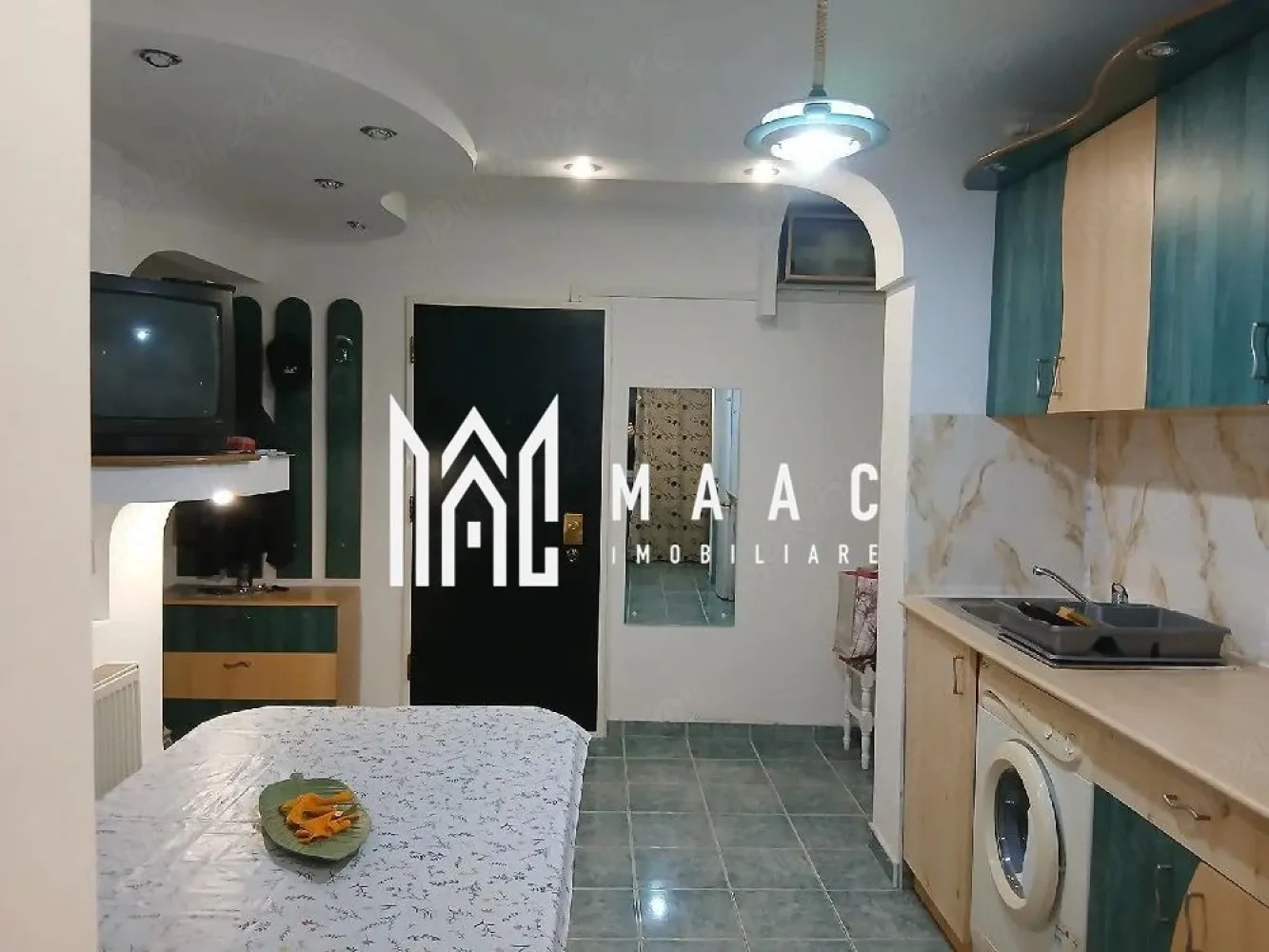 Apartament 2 camere | Etaj 3 | Decomandat | Vasile Aaron - MAAC Imobiliare vă prezintă spre vânzare un apartament cu 2 camere, situat la etajul 3 din 4 în zona Vasile Aaron.

Caracteristici:
Apartament decomandat cu 2 camere.
Suprafață utilă de 53 mp 
Situat la etajul 3 într-un imobil P+4, construit în anul 1985, cu acoperiș din țiglă.
Orientare Sud-Est, oferind lumină naturală pe tot parcursul zilei.
Recent renovat.

Compartimentare:
Hol de acces.
Living luminos.
Dormitor generos.
Bucătărie funcțională, mobilata si utilata.
Baie.
Balcon închis cu geam termopan pe toată suprafața, unde sunt amplasate centrala termică și zona de gătit.

Dotări și finisaje:
Centrală termică proprie.
Ușă metalică.
Geamuri termopan.
Imobil izolat exterior pentru eficiență energetică.
Acces în scară securizat cu interfon și cartelă.

Spații suplimentare:
Pivniță de aproximativ 9 mp, ideală pentru depozitare.

Mobilare și utilare
Apartamentul se vinde complet mobilat și utilat, fiind pregătit pentru mutare imediată sau închiriere.

Avantaje locație
Zonă foarte bine conectată, aproape de piață agroalimentară, magazine, școli, grădinițe și centre comerciale.
Acces rapid la mijloace de transport în comun.

Pentru mai multe detalii precizati telefonic ca ati vazut anuntul cu ID: CP3012738