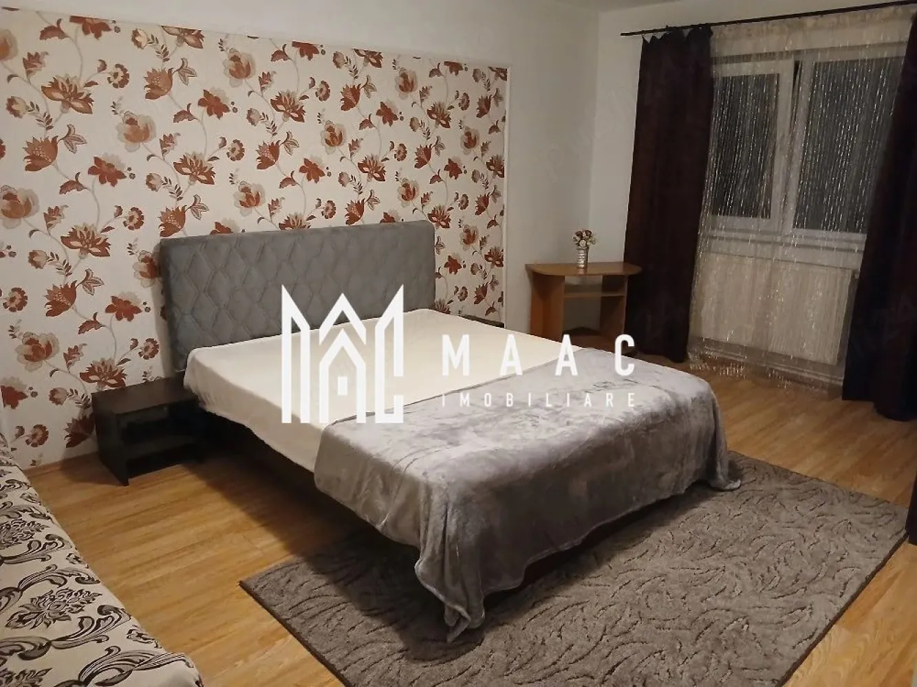 Apartament 2 camere | Etaj 3 | Decomandat | Vasile Aaron - MAAC Imobiliare vă prezintă spre vânzare un apartament cu 2 camere, situat la etajul 3 din 4 în zona Vasile Aaron.

Caracteristici:
Apartament decomandat cu 2 camere.
Suprafață utilă de 53 mp 
Situat la etajul 3 într-un imobil P+4, construit în anul 1985, cu acoperiș din țiglă.
Orientare Sud-Est, oferind lumină naturală pe tot parcursul zilei.
Recent renovat.

Compartimentare:
Hol de acces.
Living luminos.
Dormitor generos.
Bucătărie funcțională, mobilata si utilata.
Baie.
Balcon închis cu geam termopan pe toată suprafața, unde sunt amplasate centrala termică și zona de gătit.

Dotări și finisaje:
Centrală termică proprie.
Ușă metalică.
Geamuri termopan.
Imobil izolat exterior pentru eficiență energetică.
Acces în scară securizat cu interfon și cartelă.

Spații suplimentare:
Pivniță de aproximativ 9 mp, ideală pentru depozitare.

Mobilare și utilare
Apartamentul se vinde complet mobilat și utilat, fiind pregătit pentru mutare imediată sau închiriere.

Avantaje locație
Zonă foarte bine conectată, aproape de piață agroalimentară, magazine, școli, grădinițe și centre comerciale.
Acces rapid la mijloace de transport în comun.

Pentru mai multe detalii precizati telefonic ca ati vazut anuntul cu ID: CP3012738