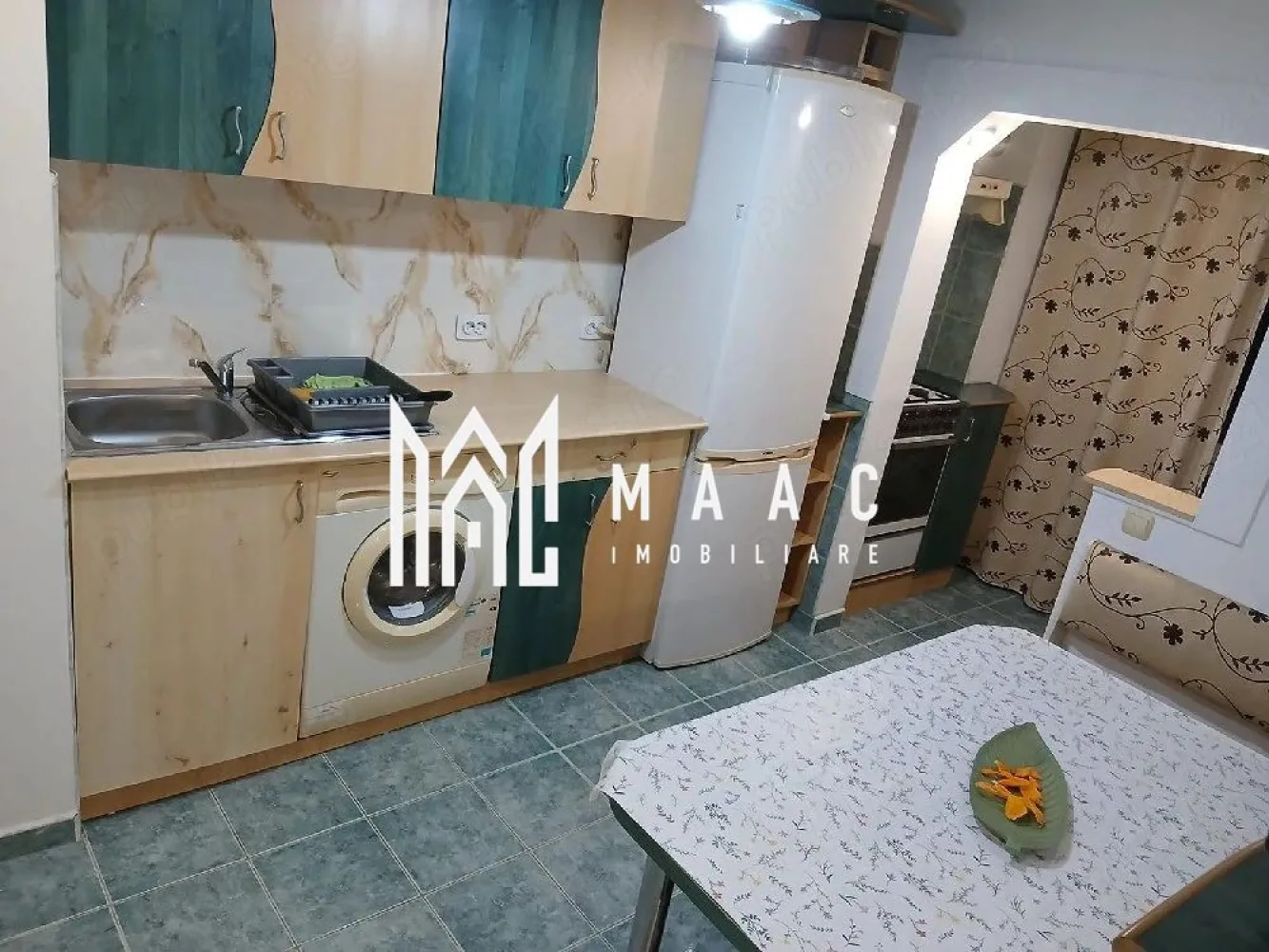 Apartament 2 camere | Etaj 3 | Decomandat | Vasile Aaron - MAAC Imobiliare vă prezintă spre vânzare un apartament cu 2 camere, situat la etajul 3 din 4 în zona Vasile Aaron.

Caracteristici:
Apartament decomandat cu 2 camere.
Suprafață utilă de 53 mp 
Situat la etajul 3 într-un imobil P+4, construit în anul 1985, cu acoperiș din țiglă.
Orientare Sud-Est, oferind lumină naturală pe tot parcursul zilei.
Recent renovat.

Compartimentare:
Hol de acces.
Living luminos.
Dormitor generos.
Bucătărie funcțională, mobilata si utilata.
Baie.
Balcon închis cu geam termopan pe toată suprafața, unde sunt amplasate centrala termică și zona de gătit.

Dotări și finisaje:
Centrală termică proprie.
Ușă metalică.
Geamuri termopan.
Imobil izolat exterior pentru eficiență energetică.
Acces în scară securizat cu interfon și cartelă.

Spații suplimentare:
Pivniță de aproximativ 9 mp, ideală pentru depozitare.

Mobilare și utilare
Apartamentul se vinde complet mobilat și utilat, fiind pregătit pentru mutare imediată sau închiriere.

Avantaje locație
Zonă foarte bine conectată, aproape de piață agroalimentară, magazine, școli, grădinițe și centre comerciale.
Acces rapid la mijloace de transport în comun.

Pentru mai multe detalii precizati telefonic ca ati vazut anuntul cu ID: CP3012738
