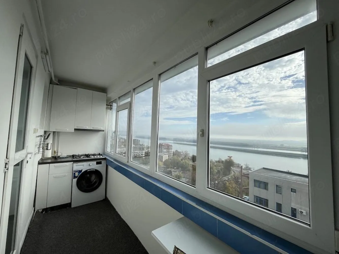 De inchiriat apartament cu o cameră pe faleza 1300 lei - Oferim spre închiriere apartament cu o cameră, situat pe faleză superioară, vis-a-vis de Parcul Viva și magazinul Penny. Locația este una excelentă, cu acces rapid la zone de relaxare, magazine și mijloace de transport. Apartamentul este complet mobilat și utilat, beneficiind de dotări moderne: centrală proprie, aer condiționat, TV LED nou (139 cm), frigider nou, plită și hotă noi, mobilier nou și mașină de spălat nouă. Locuința este ideală pentru o persoană sau un cuplu, oferind confort și funcționalitate într-o zonă foarte bună. Chiria este de 1300 lei/luna. La incheierea contractului de inchiriere chiriasul va achita o chirie de 1300 lei, o garantie de 1300 lei si comisionul agentiei imobiliare. Pentru mai multe informații sau pentru programarea unei vizionări, vă rugăm să ne contactați 0746.252.252 Liliana Ene. }}