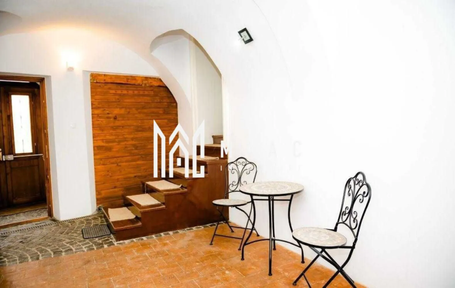 Casa individuala I 4 apartamente I Centrul Istoric - MAAC imobiliare va propune spre vanzare o proprietate deosebita, cu arhitectura superba, complet renovata în anul 2025, amplasata in Centrul Istoric, singura in curte. Imobilul, cu regim de inaltime S+P+E+M, are o suprafata utila de 335 mp si este format din 4 apartamente, pivniță si curte interioara. Corp I: - nivel subsol-sec XVI-XVII, restaurat - 43 mp -incalzit (poate fi transformat in crama) - parter- apartament din sec. XVII-XVIII (restaurat) compus din living, oficiu, bucătărie, dormitor cu baie - 45 mp - etaj I- garsonieră din sec. XVIII (restaurata) ce cuprinde loc de luat masa, oficiu, bucătărie, dormitor, baie cu duș- 30 mp - pod mansardat pe trei nivele, sec. XIX, arhitectura speciala, cu living, bucătărie, baie și galerie -130 mp Corp II: - apartament cu living, bucătărie, grup sanitar la parter și dormitor cu duș la mansardă- 42 mp. Pentru mai multe detalii specificatii telefonic ca ati vazut anuntul cu ID:CP2515396 }}