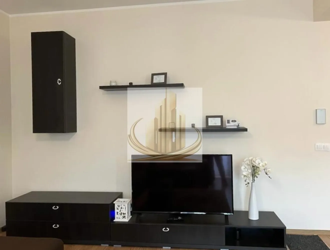 Ap 2 Camere | Dumbrăvița – Zona Decathlon| 2 Parcări | Ideal Investite - Grand Mobilis Imobiliare vă propune spre vânzare un apartament modern cu 2 camere, situat în Dumbrăvița – zona Decathlon, în imediata apropiere de Player. Proprietatea se evidențiază printr-o compartimentare eficientă, dotări complete și o poziționare excelentă, fiind potrivită atât pentru locuit, cât și pentru investiție. 📐 Detalii proprietate: Suprafață utilă: 46 mp Etaj: 1 din 2 Terasă de 5 mp Compartimentare practică și spații bine optimizate 2 locuri de parcare incluse Spațiu de depozitare în pod, înscris în CF (pod individual, delimitat) 🏢 Dotări și beneficii: Se vinde complet mobilat și utilat Centrală proprie + aer condiționat Locuință îngrijită, gata de mutare sau închiriere Zonă liniștită, cu acces rapid către oraș 📍 Locație excelentă: La doar 2 minute de mers pe jos de Player Dumbrăvița În apropiere de numeroase puncte de interes: școli (inclusiv British School), restaurante, cafenele Acces rapid către Decathlon, Selgros, IKEA, Auchan Stație Expres 1 în apropiere Conectare facilă către principalele artere ale orașului 💼 Potrivit pentru: ✔️ Locuință personală, într-o zonă liniștită, dar foarte bine poziționată ✔️ Investiție sigură, apartamentul putând fi preluat cu chiriași existenți, care achită lunar 400 €, oferind un randament imediat 💰 Preț: 129.900 € (negociabil) 📞 Pentru mai multe informații sau programarea unei vizionări, echipa Grand Mobilis Imobiliare vă stă la dispoziție! }}