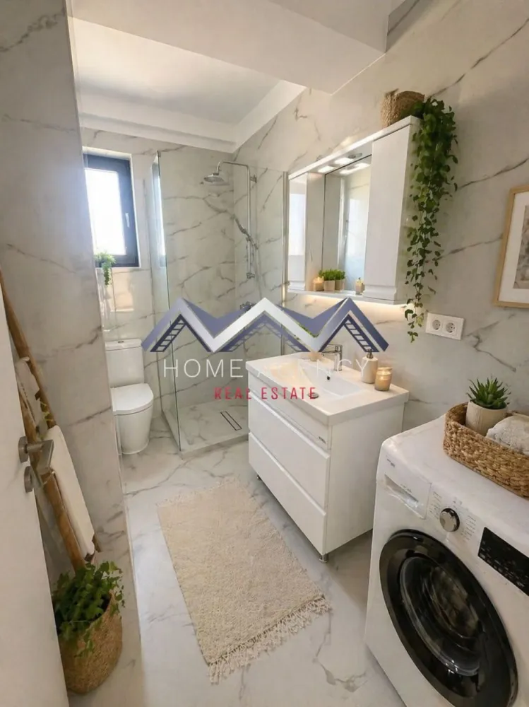 Apartament 2 camere – Otopeni central | Parcare subterană inclusă - Apartament 2 camere situat în zona centrală din Otopeni, într-un imobil nou, potrivit atât pentru locuit, cât și pentru investiție; prețul include 1 loc de parcare subteran inclus, comision 0. Poziționarea este unul dintre punctele forte — acces rapid spre București, Centură, zona Pipera și aproximativ 10–12 minute pietonal de viitoarea stație de metrou, respectiv magazine, restaurante, piață etc. Apartamentul oferă un echilibru bun între confort și funcționalitate, fiind ușor de adaptat în funcție de nevoi. Avantaje principale: - loc de parcare subteran inclus în preț - centrală proprie și încălzire în pardoseală - orientare sud-est (luminos pe tot parcursul zilei) - bucătărie închisă - zonă centrală, cu acces facil către puncte de interes - permite o amenajare eficientă, inclusiv soluții de depozitare atât în dormitor, cât și în zona de living. Preț: 115.000€ (TVA inclus), cu loc de parcare subteran inclus. Este o alegere potrivită atât pentru: - locuire proprie (cuplu / single) - investiție (închiriere pe termen lung sau mediu) Pentru mai multe detalii sau programarea unei vizionări, te invit să mă contactezi. Apartamentul se vinde nemobilat, unele poze reprezintă sugestii de amenajare.