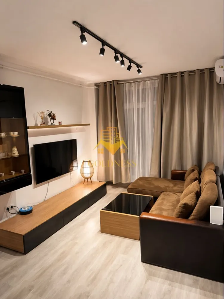 2 Camere Openspace, Petfriendly,Iris, Parcare, Auchan, Lidl, 18 Gym. - GOLDNESS Imobiliare vă propune spre închiriere un apartament cu 2 camere complet mobilat și utilat, la etajul 7 într-un imobil de 8 etaje, în Cartierul Iris. Parcare exterioara 50E lunar! Se află în apropierea stațiilor de transport în comun, magazine, restaurante, spații verzi, farmacii, etc. Apartamentul este compartimentat astfel: - dormitor cu pat matrimonial, dressing, noptiere - living cu bucatarie open space complet utilată și mobilată, canapea extensibilă, loc de servit masa - baie cu cada, calorifer port prosop și dulap pentru depozitare. - balcon 5 mp. Imobilul este dotat cu toate cele necesare- centrală proprie, frigider, aragaz, hotă, mașină de spălat haine, etc. Dacă sunteți interesați de acest apartament și doriți să îl vizionați, dar și pentru alte oferte nu ezitați să ne contactați telefonic sau prin e-mail. Vă stăm la dispoziție! Pentru intermediere se percepe un comision de 50% din prețul chiriei! }}