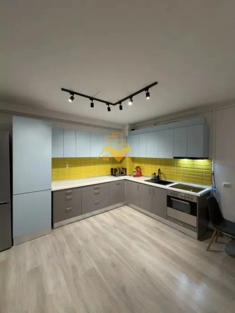 2 Camere Openspace, Petfriendly,Iris, Parcare, Auchan, Lidl, 18 Gym. - GOLDNESS Imobiliare vă propune spre închiriere un apartament cu 2 camere complet mobilat și utilat, la etajul 7 într-un imobil de 8 etaje, în Cartierul Iris. Parcare exterioara 50E lunar! Se află în apropierea stațiilor de transport în comun, magazine, restaurante, spații verzi, farmacii, etc. Apartamentul este compartimentat astfel: - dormitor cu pat matrimonial, dressing, noptiere - living cu bucatarie open space complet utilată și mobilată, canapea extensibilă, loc de servit masa - baie cu cada, calorifer port prosop și dulap pentru depozitare. - balcon 5 mp. Imobilul este dotat cu toate cele necesare- centrală proprie, frigider, aragaz, hotă, mașină de spălat haine, etc. Dacă sunteți interesați de acest apartament și doriți să îl vizionați, dar și pentru alte oferte nu ezitați să ne contactați telefonic sau prin e-mail. Vă stăm la dispoziție! Pentru intermediere se percepe un comision de 50% din prețul chiriei! }}