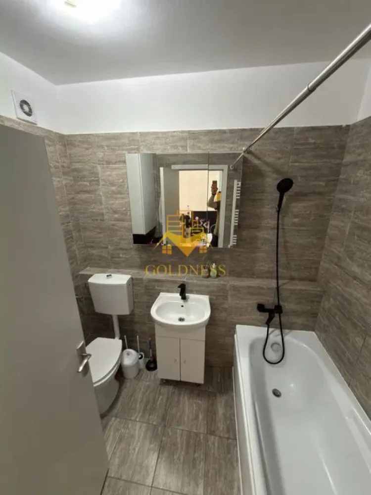 2 Camere Openspace, Petfriendly,Iris, Parcare, Auchan, Lidl, 18 Gym. - GOLDNESS Imobiliare vă propune spre închiriere un apartament cu 2 camere complet mobilat și utilat, la etajul 7 într-un imobil de 8 etaje, în Cartierul Iris. Parcare exterioara 50E lunar! Se află în apropierea stațiilor de transport în comun, magazine, restaurante, spații verzi, farmacii, etc. Apartamentul este compartimentat astfel: - dormitor cu pat matrimonial, dressing, noptiere - living cu bucatarie open space complet utilată și mobilată, canapea extensibilă, loc de servit masa - baie cu cada, calorifer port prosop și dulap pentru depozitare. - balcon 5 mp. Imobilul este dotat cu toate cele necesare- centrală proprie, frigider, aragaz, hotă, mașină de spălat haine, etc. Dacă sunteți interesați de acest apartament și doriți să îl vizionați, dar și pentru alte oferte nu ezitați să ne contactați telefonic sau prin e-mail. Vă stăm la dispoziție! Pentru intermediere se percepe un comision de 50% din prețul chiriei! }}