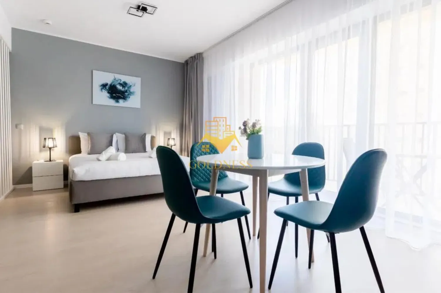 o camera,parcare, bloc nou, terasa,Manastur, West City, Calea Floresti - GOLDNESS Imobiliare vă propune spre închiriere un apartament cu o camera complet mobilat și utilat, la etajul 1 într-un imobil de 28 etaje, în cartierul Manastur. Apartamentul este compartimentat astfel: - living cu bucatarie open-space complet utilată, canapea extensibla, loc de servit masa, pat matrimonial - baie cu cabina de dus calorifer port prosop inox și dulap pentru depozitare. - balcon 5 mp. Imobilul este dotat cu toate cele necesare- centrală proprie, mașină de spălat haine, frigider, plită electrică, hotă, etc. Se află în apropierea stațiilor de transport în comun, magazine, restaurante, spații verzi, farmacii, etc. Se poate inchiria parcare subterana cu 50E Dacă sunteți interesați de acest apartament și doriți să îl vizionați, dar și pentru alte oferte sau detalii nu ezitați să ne contactați telefonic sau prin e-mail - goldnessimobiliare@gmail.com. Vă stăm la dispoziție! Pentru intermediere se percepe un comision de 50% din prețul chiriei! }}