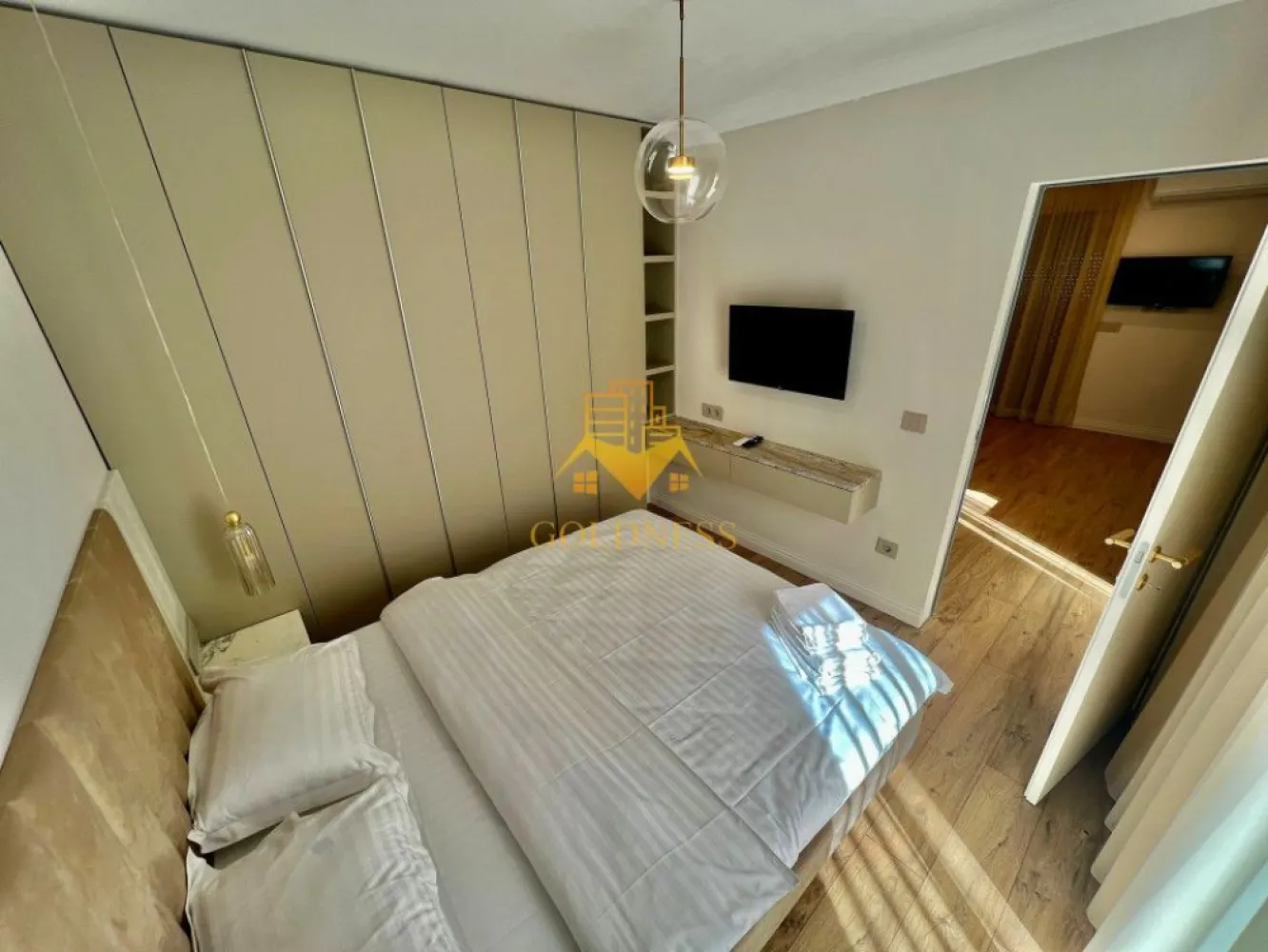 3 camere, LUX, parcare, AC, bloc nou,Traian Mosoiu,Facultatea de Drept - GOLDNESS Imobiliare vă propune spre închiriere un apartament cu 3 camere complet mobilat și utilat, la parter într-un imobil de 4 etaje, în zona centrala. Apartamentul este compartimentat astfel: - dormitor cu pat matrimonial, dressing, noptiere - living cu bucatarie open-space complet utilată, loc de servit masa - baie cu cabina de dus, calorifer port prosop inox și dulap pentru depozitare. - terasa de 41mp. Imobilul este dotat cu toate cele necesare- centrală proprie, mașină de spălat haine, frigider, plită electrică, hotă, TV, etc. Se află în apropierea stațiilor de transport în comun, magazine, restaurante, spații verzi, farmacii, etc. Dispune de loc de parcare subterana! Dacă sunteți interesați de acest apartament și doriți să îl vizionați, dar și pentru alte oferte sau detalii nu ezitați să ne contactați telefonic sau prin e-mail - goldnessimobiliare@gmail.com. Vă stăm la dispoziție! Pentru intermediere se percepe un comision de 50% din prețul chiriei! }}