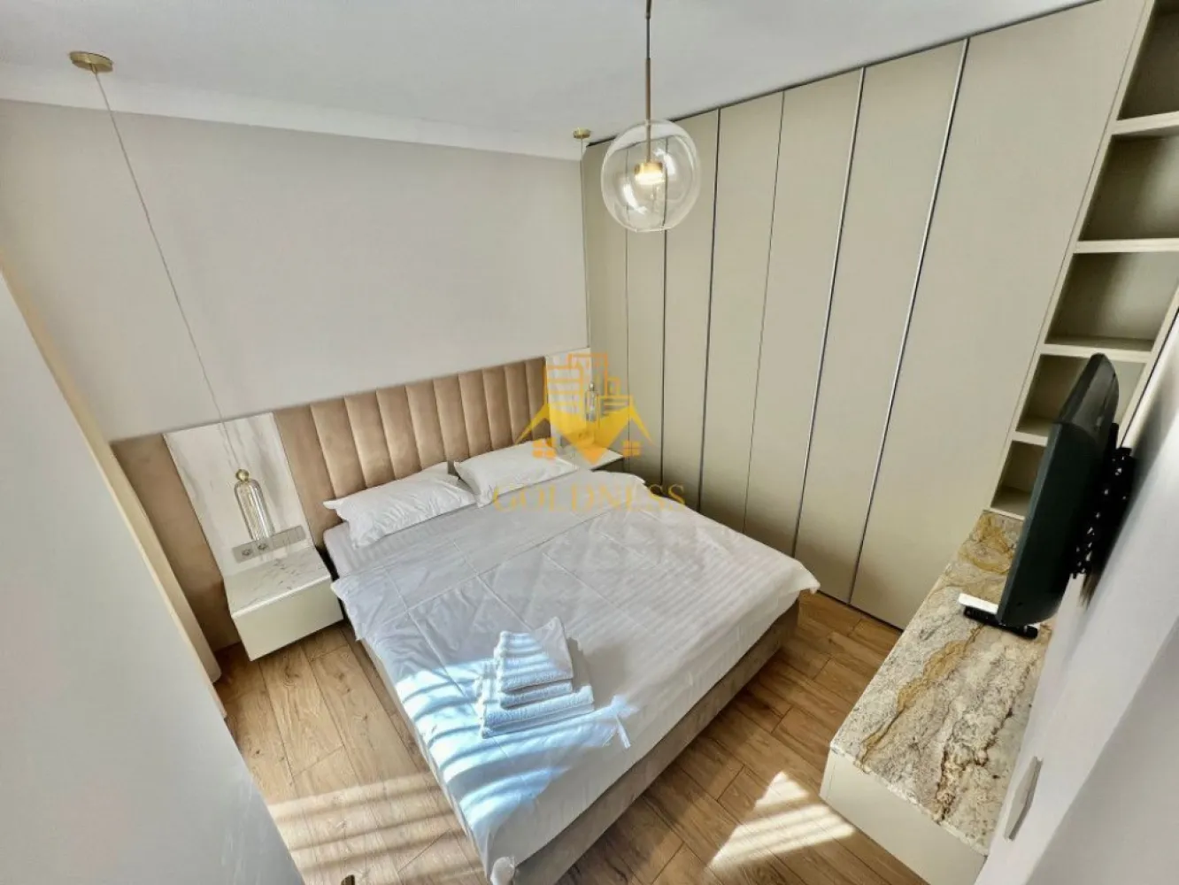 3 camere, LUX, parcare, AC, bloc nou,Traian Mosoiu,Facultatea de Drept - GOLDNESS Imobiliare vă propune spre închiriere un apartament cu 3 camere complet mobilat și utilat, la parter într-un imobil de 4 etaje, în zona centrala. Apartamentul este compartimentat astfel: - dormitor cu pat matrimonial, dressing, noptiere - living cu bucatarie open-space complet utilată, loc de servit masa - baie cu cabina de dus, calorifer port prosop inox și dulap pentru depozitare. - terasa de 41mp. Imobilul este dotat cu toate cele necesare- centrală proprie, mașină de spălat haine, frigider, plită electrică, hotă, TV, etc. Se află în apropierea stațiilor de transport în comun, magazine, restaurante, spații verzi, farmacii, etc. Dispune de loc de parcare subterana! Dacă sunteți interesați de acest apartament și doriți să îl vizionați, dar și pentru alte oferte sau detalii nu ezitați să ne contactați telefonic sau prin e-mail - goldnessimobiliare@gmail.com. Vă stăm la dispoziție! Pentru intermediere se percepe un comision de 50% din prețul chiriei! }}