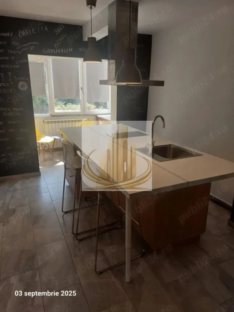 Apartament 2 camere decomandat, poziție excelentă – Zona Lunei - Grand Mobilis Imobiliare vă propune spre închiriere un apartament cu 2 camere decomandat, situat la etajul 1, în zona Lunei. Locuința are o suprafață utilă de 50 mp și dispune de centrală termică proprie, oferind confort și eficiență pe tot parcursul anului. Apartamentul este ideal atât pentru o familie, cât și pentru studenți, datorită poziționării excelente în apropierea centrelor universitare. Zona Lunei este apreciată pentru liniștea sa, dar și pentru accesibilitatea ridicată. În imediata apropiere se regăsesc numeroase facilități precum magazine, restaurante, terase și parcuri, ceea ce contribuie la un stil de viață confortabil și echilibrat. De asemenea, zona este foarte bine conectată la mijloacele de transport, facilitând deplasarea rapidă către orice punct de interes din oraș. Pentru mai multe detalii sau pentru programarea unei vizionări, echipa Grand Mobilis Imobiliare vă stă la dispoziție. ID intern CP3045115 }}