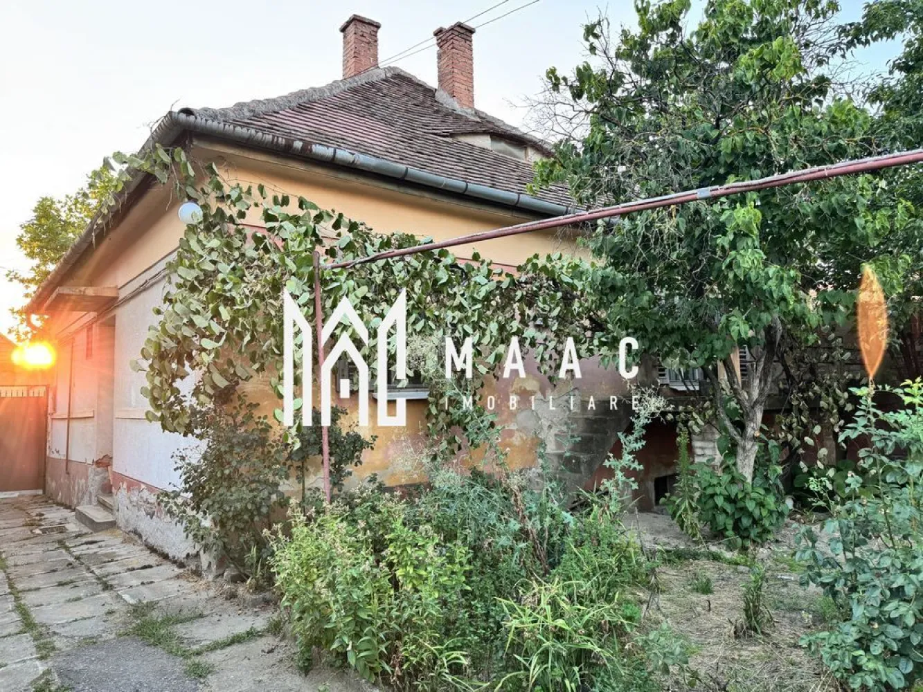 Casa 4 camere | 100 MPU | Gradina | Acces Auto | Terezian - Maac Imobiliare vă propune spre vânzare o casă cu o suprafață utilă de 100 mp, ideală pentru cei care își doresc un cămin într-o zonă liniștită. Proprietatea este compusă din: 3 camere foarte spațioase Bucătărie Baie Hol Pod mansardabil (extindere sau spațiu de depozitare suplimentar) Pivniță Grădină proprie (relaxare sau activități de grădinărit) Acces auto. Curtea este comună cu o singură altă locuință, situată în partea din spate. Casa necesita renovare/modernizare. Pentru mai multe detalii va rugam specificati telefonic ID: CP2727035 }}