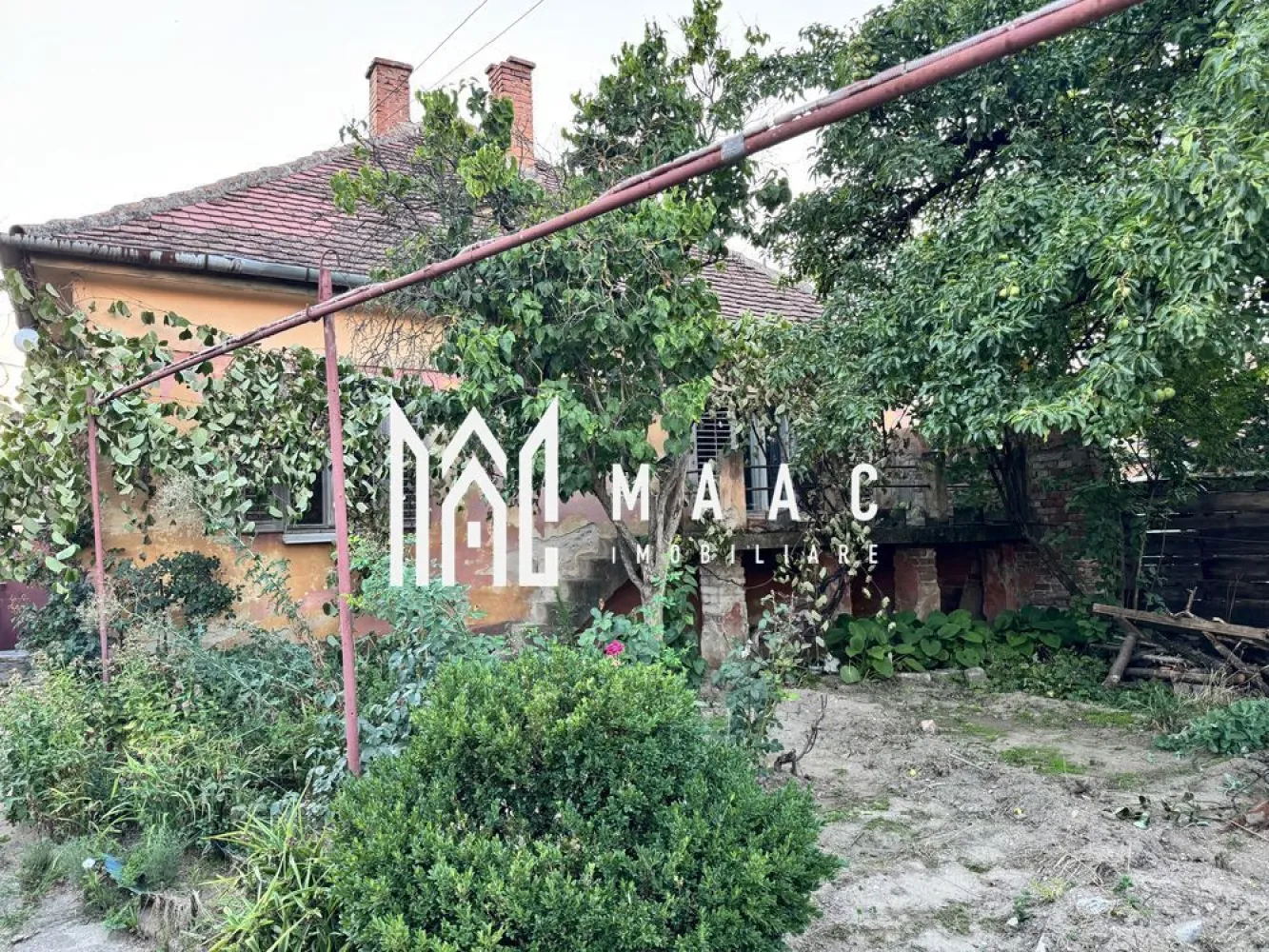 Casa 4 camere | 100 MPU | Gradina | Acces Auto | Terezian - Maac Imobiliare vă propune spre vânzare o casă cu o suprafață utilă de 100 mp, ideală pentru cei care își doresc un cămin într-o zonă liniștită. Proprietatea este compusă din: 3 camere foarte spațioase Bucătărie Baie Hol Pod mansardabil (extindere sau spațiu de depozitare suplimentar) Pivniță Grădină proprie (relaxare sau activități de grădinărit) Acces auto. Curtea este comună cu o singură altă locuință, situată în partea din spate. Casa necesita renovare/modernizare. Pentru mai multe detalii va rugam specificati telefonic ID: CP2727035 }}