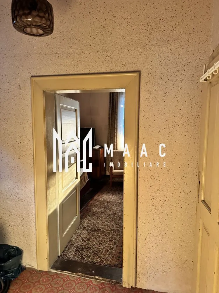 Casa 4 camere | 100 MPU | Gradina | Acces Auto | Terezian - Maac Imobiliare vă propune spre vânzare o casă cu o suprafață utilă de 100 mp, ideală pentru cei care își doresc un cămin într-o zonă liniștită. Proprietatea este compusă din: 3 camere foarte spațioase Bucătărie Baie Hol Pod mansardabil (extindere sau spațiu de depozitare suplimentar) Pivniță Grădină proprie (relaxare sau activități de grădinărit) Acces auto. Curtea este comună cu o singură altă locuință, situată în partea din spate. Casa necesita renovare/modernizare. Pentru mai multe detalii va rugam specificati telefonic ID: CP2727035 }}