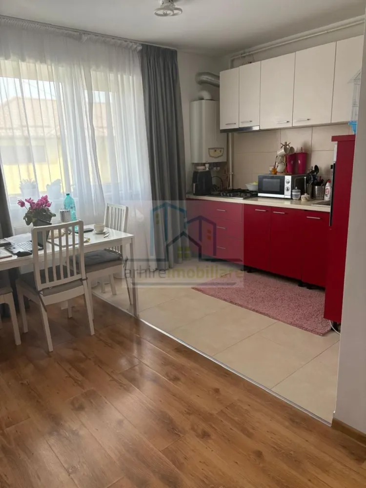 Apartament 2 camere PREMIUM | Parcare inclusă | Complet mobilat - Agentia ArhireImobiliare va ofera spre vanzare un apartament 2 camere decomandat, complet mobilat și utilat, situat în Pantelimon - Ilfov, într-un imobil construit în 2017, cu regim de înălțime P+2+M Locuința este amplasată la etajul 1 din 2+M și are o suprafață utilă de 60 mp, la care se adaugă balcon. Compartimentare: living spațios și luminos dormitor bucătărie închisă baie dressing balcon Se vinde complet mobilat și utilat, exact ca în fotografii, fiind pregătit pentru mutare imediată sau închiriere. Avantaje: parcare exterioară inclusă în preț – avantaj important în zonă apartament complet mobilat și utilat – mutare imediată, fără investiții suplimentare bloc construit în 2017, cu supraveghere video – siguranță și liniște etaj 1 – acces facil și confort optim imobil mic și liniștit Locație excelentă – acces facil către puncte de interes: Kaufland și stație de alimentare în apropiere magazin La Doi Pași Lidl la aproximativ 10 minute de mers pe jos Selgros cu acces rapid transport public în apropiere, iar metroul este la 10–12 minute cu mașina Zonă liniștită, sigură și în dezvoltare. Potențial investițional: chirie estimată: 400 – 450 €/lună Acte pregătite pentru vânzare. Pentru detalii și programarea unei vizionări, vă stăm la dispoziție. Preț: 88.900 € Usor Negociabil Va asteptam la vizionare }}