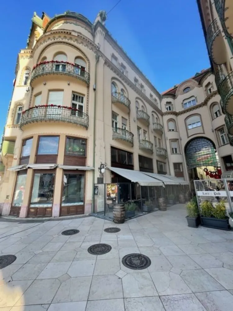Oportunitate rară – spațiu HoReCa de vânzare în Pasajul Vulturul Negru - Spațiu comercial de vânzare – Pasajul Vulturul Negru | Investiție premium HoReCa immoSELL va oferă in Exclusivitate spre vânzare spațiu comercial amplasat într-una dintre cele mai emblematice și valoroase locații din Oradea – Pasajul Vulturul Negru, cu acces direct către Piața Unirii. Această proprietate reprezintă o oportunitate rară de investiție, într-un spațiu cu vizibilitate excelentă și poziționare absolut centrală, într-unul dintre cele mai vizitate puncte turistice și urbane ale orașului. 🍸 Ideal pentru: restaurant wine bar lounge concept HoReCa premium brand flagship cu expunere puternică ✨ Avantaje cheie: suprafata generoasa 240 mp utili amplasare într-un reper arhitectural iconic trafic pietonal constant, susținut de turism și evenimente acces direct între două puncte majore ale orașului vizibilitate excelentă pentru branding și poziționare potențial foarte ridicat de valorificare în timp 📈 Zona reprezintă unul dintre cele mai solide puncte comerciale din Oradea, fiind preferată de branduri care urmăresc expunere și poziționare premium. 💼 O investiție rară, potrivită pentru operatori sau investitori care înțeleg valoarea unei locații cu adevărat iconice. 💰 Preț: 498.000 euro negociabil 📞 Pentru detalii și vizionare: Sorin Gligor - 0731.290.032 }}