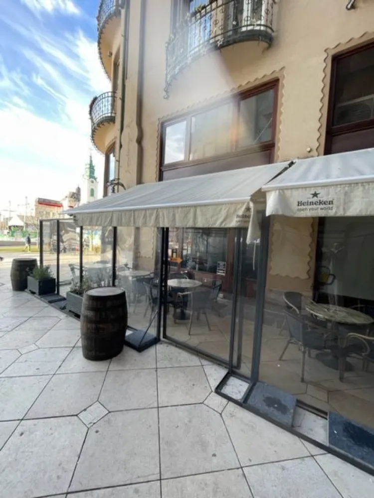 Oportunitate rară – spațiu HoReCa de vânzare în Pasajul Vulturul Negru - Spațiu comercial de vânzare – Pasajul Vulturul Negru | Investiție premium HoReCa immoSELL va oferă in Exclusivitate spre vânzare spațiu comercial amplasat într-una dintre cele mai emblematice și valoroase locații din Oradea – Pasajul Vulturul Negru, cu acces direct către Piața Unirii. Această proprietate reprezintă o oportunitate rară de investiție, într-un spațiu cu vizibilitate excelentă și poziționare absolut centrală, într-unul dintre cele mai vizitate puncte turistice și urbane ale orașului. 🍸 Ideal pentru: restaurant wine bar lounge concept HoReCa premium brand flagship cu expunere puternică ✨ Avantaje cheie: suprafata generoasa 240 mp utili amplasare într-un reper arhitectural iconic trafic pietonal constant, susținut de turism și evenimente acces direct între două puncte majore ale orașului vizibilitate excelentă pentru branding și poziționare potențial foarte ridicat de valorificare în timp 📈 Zona reprezintă unul dintre cele mai solide puncte comerciale din Oradea, fiind preferată de branduri care urmăresc expunere și poziționare premium. 💼 O investiție rară, potrivită pentru operatori sau investitori care înțeleg valoarea unei locații cu adevărat iconice. 💰 Preț: 498.000 euro negociabil 📞 Pentru detalii și vizionare: Sorin Gligor - 0731.290.032 }}