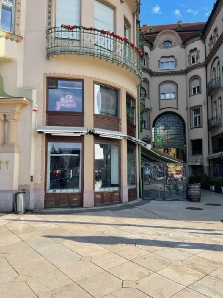 Oportunitate rară – spațiu HoReCa de vânzare în Pasajul Vulturul Negru - Spațiu comercial de vânzare – Pasajul Vulturul Negru | Investiție premium HoReCa immoSELL va oferă in Exclusivitate spre vânzare spațiu comercial amplasat într-una dintre cele mai emblematice și valoroase locații din Oradea – Pasajul Vulturul Negru, cu acces direct către Piața Unirii. Această proprietate reprezintă o oportunitate rară de investiție, într-un spațiu cu vizibilitate excelentă și poziționare absolut centrală, într-unul dintre cele mai vizitate puncte turistice și urbane ale orașului. 🍸 Ideal pentru: restaurant wine bar lounge concept HoReCa premium brand flagship cu expunere puternică ✨ Avantaje cheie: suprafata generoasa 240 mp utili amplasare într-un reper arhitectural iconic trafic pietonal constant, susținut de turism și evenimente acces direct între două puncte majore ale orașului vizibilitate excelentă pentru branding și poziționare potențial foarte ridicat de valorificare în timp 📈 Zona reprezintă unul dintre cele mai solide puncte comerciale din Oradea, fiind preferată de branduri care urmăresc expunere și poziționare premium. 💼 O investiție rară, potrivită pentru operatori sau investitori care înțeleg valoarea unei locații cu adevărat iconice. 💰 Preț: 498.000 euro negociabil 📞 Pentru detalii și vizionare: Sorin Gligor - 0731.290.032 }}