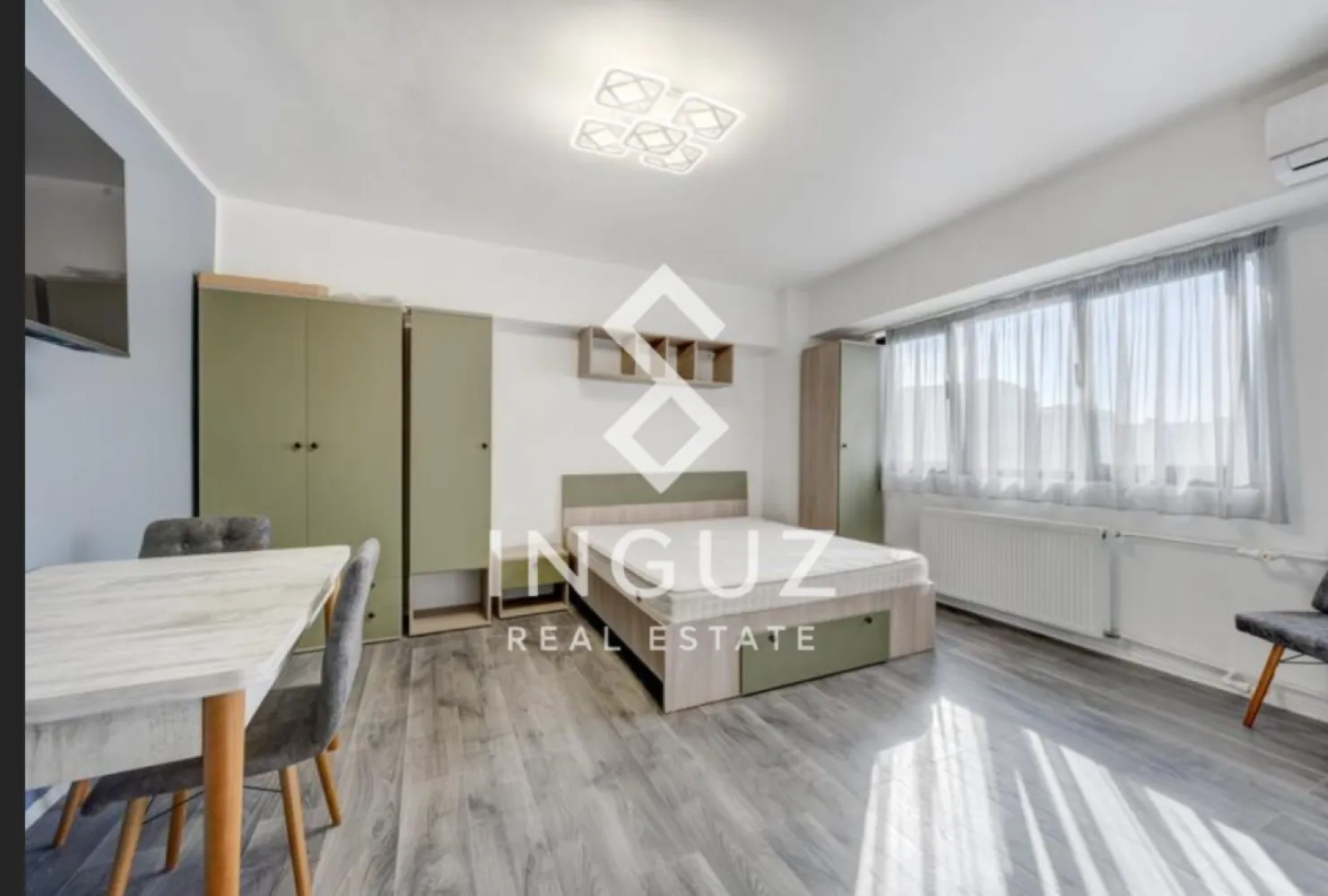 Garsonieră de închiriat – Mega Mall / Pantelimon / Delfinului - Garsonieră de închiriat – Mega Mall / Pantelimon / Delfinului Preț: 1.800 RON / lună Locație: București – Șoseaua Pantelimon nr. 254 Specificații: Suprafață utilă: 30 mp Compartimentare: Decomandat Etaj: 5 din 11 An construcție: 1977 – 1990 Stare: Renovată complet (2025) Descriere: Inguz Real Estate vă propune spre închiriere o garsonieră modernă, complet renovată în 2025, situată excelent la doar 150 m de Mega Mall, într-un imobil stradal cu acces securizat și 2 lifturi. Garsoniera este decomandată, cu o suprafață de 30 mp și vedere integrală spre spate, oferind liniște și priveliște către Arena Națională. A fost renovată integral, fiind înlocuite toate instalațiile, ferestrele, ușile și pardoselile. Se închiriază complet mobilată și utilată: – Bucătărie echipată cu plită, cuptor, frigider – Mașină de spălat rufe + uscător – Aer condiționat – Baie modernă cu cabină de duș – Pat matrimonial, dulapuri spațioase, zonă de dining și TV Locația oferă acces rapid la: – Mega Mall (150 m) – Kaufland (100 m) – Arena Națională – Mijloace de transport STB (chiar lângă bloc) – Parcuri și baze sportive Disponibilă începând cu: 27.04.2026 Comision agenție: 50% din prima lună de chirie }}