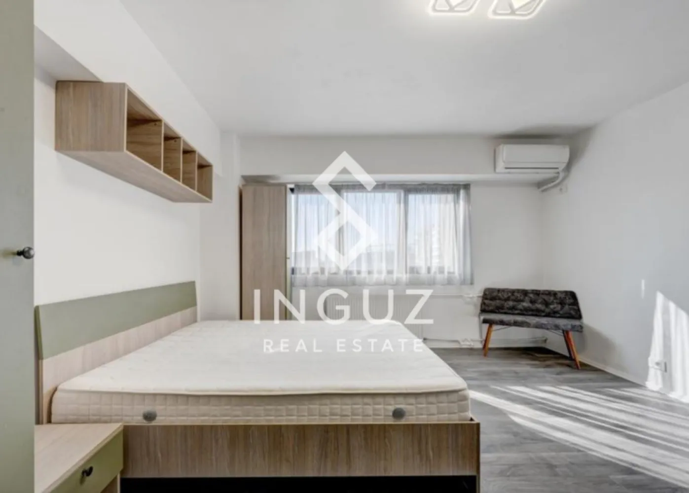 Garsonieră de închiriat – Mega Mall / Pantelimon / Delfinului - Garsonieră de închiriat – Mega Mall / Pantelimon / Delfinului Preț: 1.800 RON / lună Locație: București – Șoseaua Pantelimon nr. 254 Specificații: Suprafață utilă: 30 mp Compartimentare: Decomandat Etaj: 5 din 11 An construcție: 1977 – 1990 Stare: Renovată complet (2025) Descriere: Inguz Real Estate vă propune spre închiriere o garsonieră modernă, complet renovată în 2025, situată excelent la doar 150 m de Mega Mall, într-un imobil stradal cu acces securizat și 2 lifturi. Garsoniera este decomandată, cu o suprafață de 30 mp și vedere integrală spre spate, oferind liniște și priveliște către Arena Națională. A fost renovată integral, fiind înlocuite toate instalațiile, ferestrele, ușile și pardoselile. Se închiriază complet mobilată și utilată: – Bucătărie echipată cu plită, cuptor, frigider – Mașină de spălat rufe + uscător – Aer condiționat – Baie modernă cu cabină de duș – Pat matrimonial, dulapuri spațioase, zonă de dining și TV Locația oferă acces rapid la: – Mega Mall (150 m) – Kaufland (100 m) – Arena Națională – Mijloace de transport STB (chiar lângă bloc) – Parcuri și baze sportive Disponibilă începând cu: 27.04.2026 Comision agenție: 50% din prima lună de chirie }}