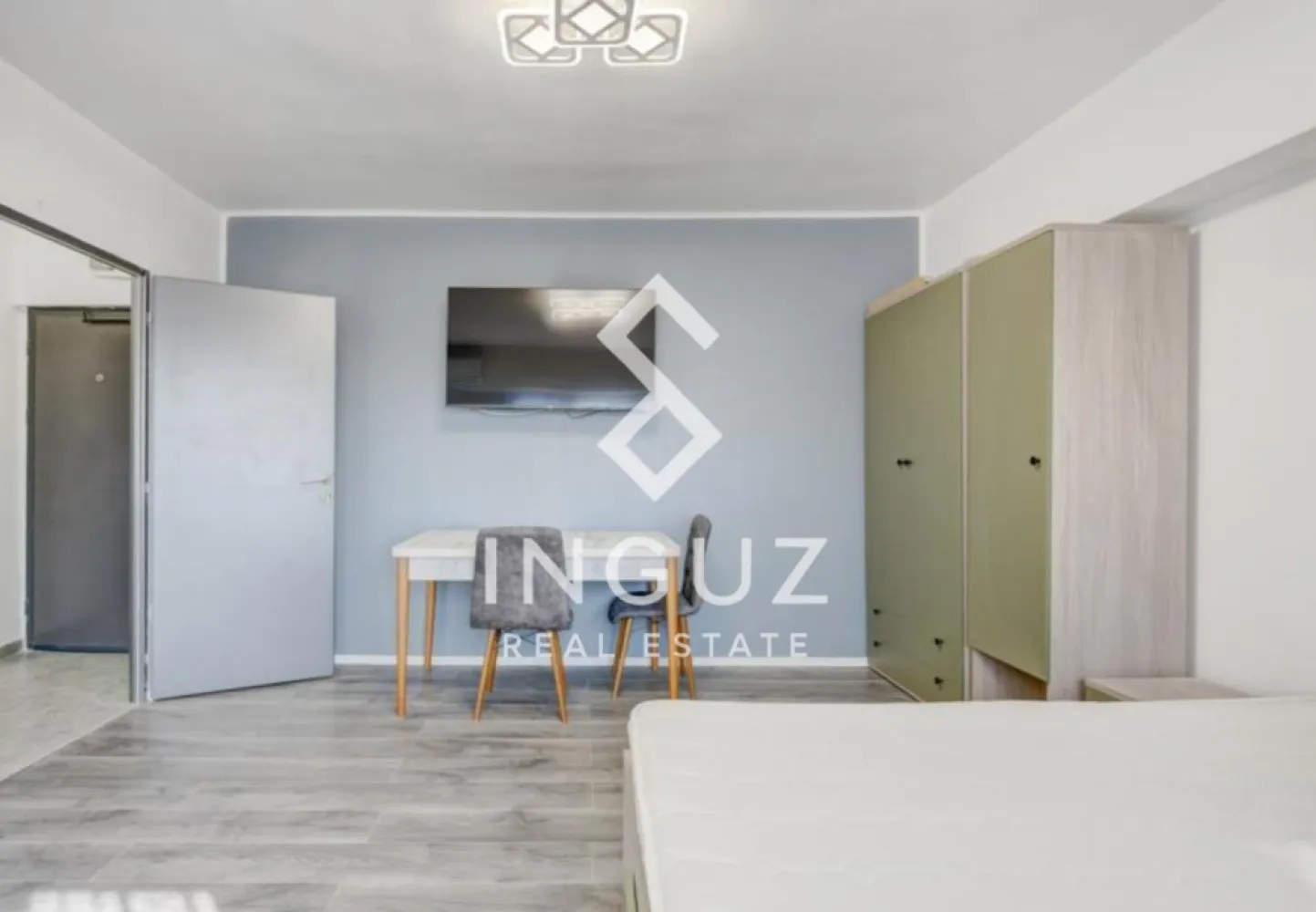 Garsonieră de închiriat – Mega Mall / Pantelimon / Delfinului - Garsonieră de închiriat – Mega Mall / Pantelimon / Delfinului Preț: 1.800 RON / lună Locație: București – Șoseaua Pantelimon nr. 254 Specificații: Suprafață utilă: 30 mp Compartimentare: Decomandat Etaj: 5 din 11 An construcție: 1977 – 1990 Stare: Renovată complet (2025) Descriere: Inguz Real Estate vă propune spre închiriere o garsonieră modernă, complet renovată în 2025, situată excelent la doar 150 m de Mega Mall, într-un imobil stradal cu acces securizat și 2 lifturi. Garsoniera este decomandată, cu o suprafață de 30 mp și vedere integrală spre spate, oferind liniște și priveliște către Arena Națională. A fost renovată integral, fiind înlocuite toate instalațiile, ferestrele, ușile și pardoselile. Se închiriază complet mobilată și utilată: – Bucătărie echipată cu plită, cuptor, frigider – Mașină de spălat rufe + uscător – Aer condiționat – Baie modernă cu cabină de duș – Pat matrimonial, dulapuri spațioase, zonă de dining și TV Locația oferă acces rapid la: – Mega Mall (150 m) – Kaufland (100 m) – Arena Națională – Mijloace de transport STB (chiar lângă bloc) – Parcuri și baze sportive Disponibilă începând cu: 27.04.2026 Comision agenție: 50% din prima lună de chirie }}