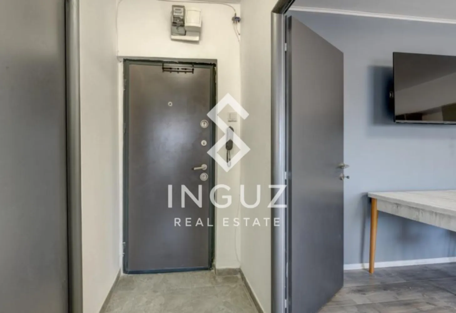 Garsonieră de închiriat – Mega Mall / Pantelimon / Delfinului - Garsonieră de închiriat – Mega Mall / Pantelimon / Delfinului Preț: 1.800 RON / lună Locație: București – Șoseaua Pantelimon nr. 254 Specificații: Suprafață utilă: 30 mp Compartimentare: Decomandat Etaj: 5 din 11 An construcție: 1977 – 1990 Stare: Renovată complet (2025) Descriere: Inguz Real Estate vă propune spre închiriere o garsonieră modernă, complet renovată în 2025, situată excelent la doar 150 m de Mega Mall, într-un imobil stradal cu acces securizat și 2 lifturi. Garsoniera este decomandată, cu o suprafață de 30 mp și vedere integrală spre spate, oferind liniște și priveliște către Arena Națională. A fost renovată integral, fiind înlocuite toate instalațiile, ferestrele, ușile și pardoselile. Se închiriază complet mobilată și utilată: – Bucătărie echipată cu plită, cuptor, frigider – Mașină de spălat rufe + uscător – Aer condiționat – Baie modernă cu cabină de duș – Pat matrimonial, dulapuri spațioase, zonă de dining și TV Locația oferă acces rapid la: – Mega Mall (150 m) – Kaufland (100 m) – Arena Națională – Mijloace de transport STB (chiar lângă bloc) – Parcuri și baze sportive Disponibilă începând cu: 27.04.2026 Comision agenție: 50% din prima lună de chirie }}