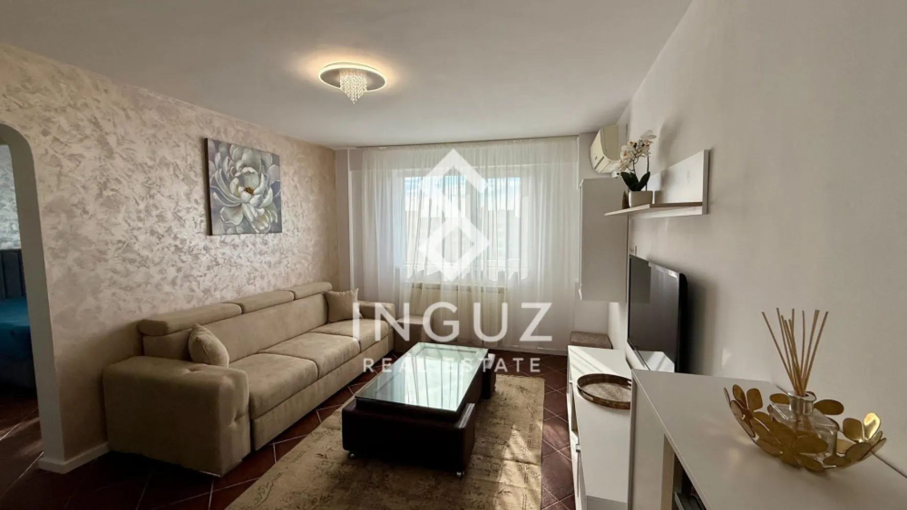 Apartament 2 camere de închiriat – Piața Victoriei (Ultracentral) - Apartament 2 camere de închiriat – Piața Victoriei (Ultracentral) Preț: 550 € / lună Locație: București – zona Piața Victoriei Specificații: Suprafață utilă: 40 mp Număr camere: 2 Etaj: 10 / 10 (cu etaj tehnic deasupra) An construcție: 1974 Stare: Complet renovat Descriere: Inguz Real Estate vă propune spre închiriere un apartament cochet de 2 camere, situat într-o zonă ultracentrală – Piața Victoriei, ideal pentru cei care își doresc acces rapid către toate punctele importante ale orașului. Apartamentul este complet renovat și dispune de mobilier nou, fiind pregătit pentru mutare imediată. Este complet utilat și oferă un confort ridicat: mașină de spălat rufe, TV, canapea extensibilă și balcon închis. Imobilul a fost reabilitat recent, beneficiază de etaj tehnic deasupra, ceea ce oferă un plus de confort termic și costuri reduse de întreținere. Locația este excelentă, la doar 2 minute de stația de metrou Piața Victoriei, cu acces rapid către Gara de Nord și multiple mijloace de transport în comun, restaurante, cafenele și centre de business. Comision agenție: 50% din prima lună de chirie }}