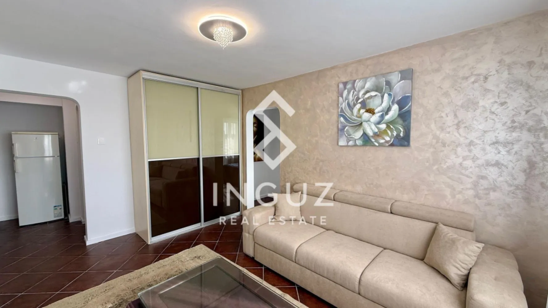 Apartament 2 camere de închiriat – Piața Victoriei (Ultracentral) - Apartament 2 camere de închiriat – Piața Victoriei (Ultracentral) Preț: 550 € / lună Locație: București – zona Piața Victoriei Specificații: Suprafață utilă: 40 mp Număr camere: 2 Etaj: 10 / 10 (cu etaj tehnic deasupra) An construcție: 1974 Stare: Complet renovat Descriere: Inguz Real Estate vă propune spre închiriere un apartament cochet de 2 camere, situat într-o zonă ultracentrală – Piața Victoriei, ideal pentru cei care își doresc acces rapid către toate punctele importante ale orașului. Apartamentul este complet renovat și dispune de mobilier nou, fiind pregătit pentru mutare imediată. Este complet utilat și oferă un confort ridicat: mașină de spălat rufe, TV, canapea extensibilă și balcon închis. Imobilul a fost reabilitat recent, beneficiază de etaj tehnic deasupra, ceea ce oferă un plus de confort termic și costuri reduse de întreținere. Locația este excelentă, la doar 2 minute de stația de metrou Piața Victoriei, cu acces rapid către Gara de Nord și multiple mijloace de transport în comun, restaurante, cafenele și centre de business. Comision agenție: 50% din prima lună de chirie }}