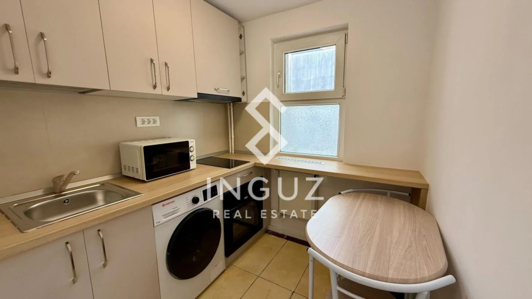 Apartament 2 camere de închiriat – Piața Victoriei (Ultracentral) - Apartament 2 camere de închiriat – Piața Victoriei (Ultracentral) Preț: 550 € / lună Locație: București – zona Piața Victoriei Specificații: Suprafață utilă: 40 mp Număr camere: 2 Etaj: 10 / 10 (cu etaj tehnic deasupra) An construcție: 1974 Stare: Complet renovat Descriere: Inguz Real Estate vă propune spre închiriere un apartament cochet de 2 camere, situat într-o zonă ultracentrală – Piața Victoriei, ideal pentru cei care își doresc acces rapid către toate punctele importante ale orașului. Apartamentul este complet renovat și dispune de mobilier nou, fiind pregătit pentru mutare imediată. Este complet utilat și oferă un confort ridicat: mașină de spălat rufe, TV, canapea extensibilă și balcon închis. Imobilul a fost reabilitat recent, beneficiază de etaj tehnic deasupra, ceea ce oferă un plus de confort termic și costuri reduse de întreținere. Locația este excelentă, la doar 2 minute de stația de metrou Piața Victoriei, cu acces rapid către Gara de Nord și multiple mijloace de transport în comun, restaurante, cafenele și centre de business. Comision agenție: 50% din prima lună de chirie }}