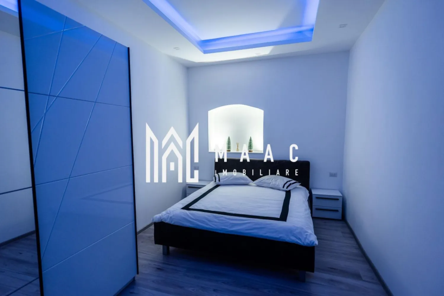 Apartament 1 camera | Etaj 1 | Renovat | Modern | Central - MAAC Imobiliare vă oferă spre închiriere un apartament cu o camera, complet mobilat și utilat, situat în zona Ultracentrala (la 2 minute de inima orasului - Piata Mare). Acest apartament decomandat este gândit pentru a oferi confort și funcționalitate într-un spațiu compact, dar foarte bine structurat. Bucătăria este complet echipată cu plită, cuptor, frigider și zona de dining. Baia este modernă, dotată cu cabină de duș, iar pentru confortul dumneavoastră, apartamentul mai include o mașină de spălat rufe. Mențiuni: Nu se acceptă animale de companie. Nu se accepta fumatul in interior. Disponibil imediat. Se percepe o garantie din cuantumul unei chirii luni. Termen de închiriere minim 1 an de zile. Pentru mai multe detalii sau pentru a programa o vizionare, va rugam specificati telefonic: CP3045083 }}