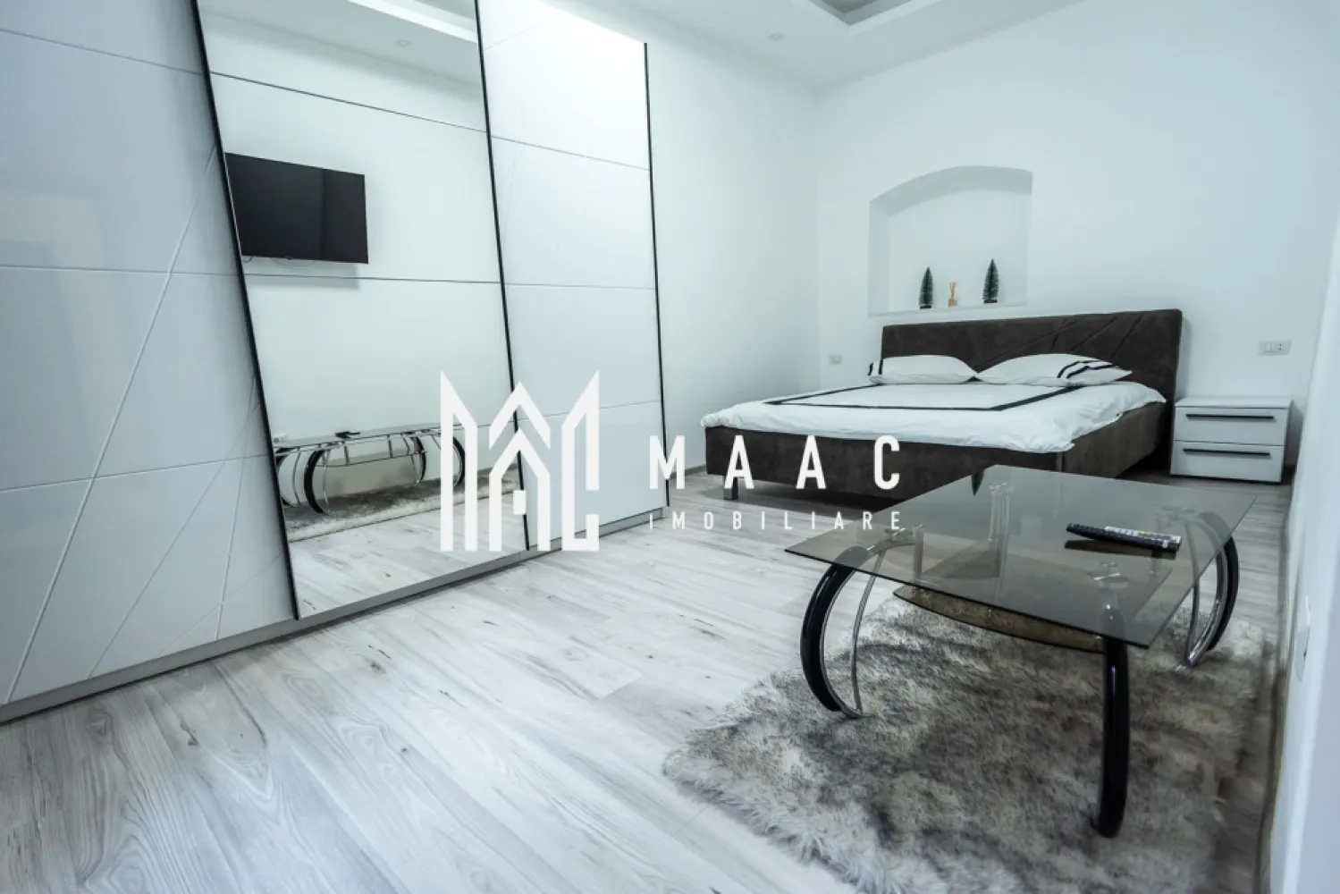 Apartament 1 camera | Etaj 1 | Renovat | Modern | Central - MAAC Imobiliare vă oferă spre închiriere un apartament cu o camera, complet mobilat și utilat, situat în zona Ultracentrala (la 2 minute de inima orasului - Piata Mare). Acest apartament decomandat este gândit pentru a oferi confort și funcționalitate într-un spațiu compact, dar foarte bine structurat. Bucătăria este complet echipată cu plită, cuptor, frigider și zona de dining. Baia este modernă, dotată cu cabină de duș, iar pentru confortul dumneavoastră, apartamentul mai include o mașină de spălat rufe. Mențiuni: Nu se acceptă animale de companie. Nu se accepta fumatul in interior. Disponibil imediat. Se percepe o garantie din cuantumul unei chirii luni. Termen de închiriere minim 1 an de zile. Pentru mai multe detalii sau pentru a programa o vizionare, va rugam specificati telefonic: CP3045083 }}