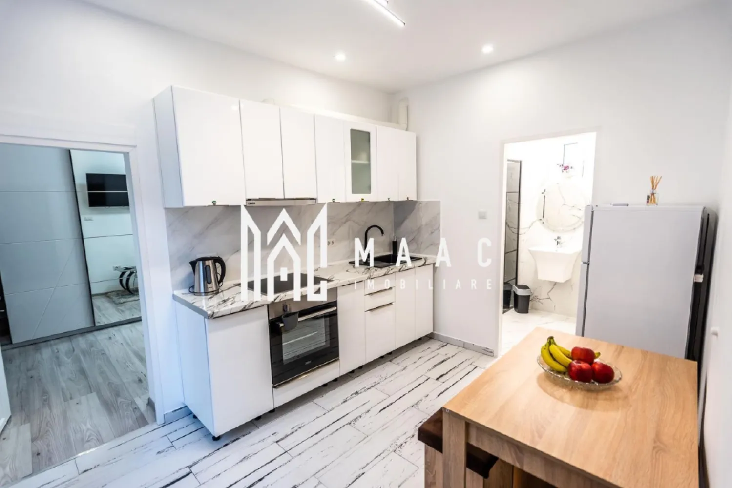Apartament 1 camera | Etaj 1 | Renovat | Modern | Central - MAAC Imobiliare vă oferă spre închiriere un apartament cu o camera, complet mobilat și utilat, situat în zona Ultracentrala (la 2 minute de inima orasului - Piata Mare). Acest apartament decomandat este gândit pentru a oferi confort și funcționalitate într-un spațiu compact, dar foarte bine structurat. Bucătăria este complet echipată cu plită, cuptor, frigider și zona de dining. Baia este modernă, dotată cu cabină de duș, iar pentru confortul dumneavoastră, apartamentul mai include o mașină de spălat rufe. Mențiuni: Nu se acceptă animale de companie. Nu se accepta fumatul in interior. Disponibil imediat. Se percepe o garantie din cuantumul unei chirii luni. Termen de închiriere minim 1 an de zile. Pentru mai multe detalii sau pentru a programa o vizionare, va rugam specificati telefonic: CP3045083 }}