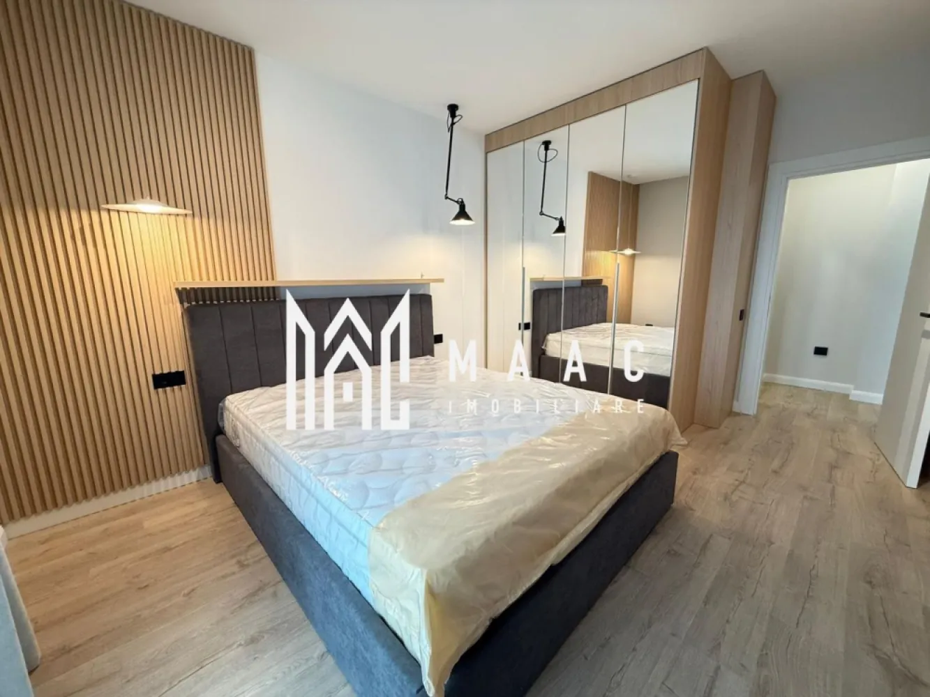 Apartament 3 camere nou | Garaj | Balcon | Boxa | Central - MAAC Imobiliare ofera spre inchiriere apartament cu 3 camere, nou, complet mobilat si utilat, in zona Centrala (imobilul Urban 42). Prima inchiriere si disponibilitate imediata. Compartimentarea: living open-space cu bucatarie, 2 dormitoare spatioase, 2 bai (una cu acces din dormitor), hol si balcon cu acces din living si dormitor. Apartamentul dispune de loc de parcare subteran si boxa de depozitare. Avand o amplasare buna accesul se face foarte usor catre numeroase centre comerciale si centrul orasului, de asemenea, este langa pistsa de bicicleta de pe malul Cibinului si la 15-20 de minute de mers pe jos de parcul Sub Arini. Se percepe o chirie in avans, garantie in cuantumul unei chirii lunare si se inchiriaza pe minim 12 luni,. Nu se accepta cu animale de companie. Pentru mai multe detalii, va rugam specificati telefonic: CP3044988