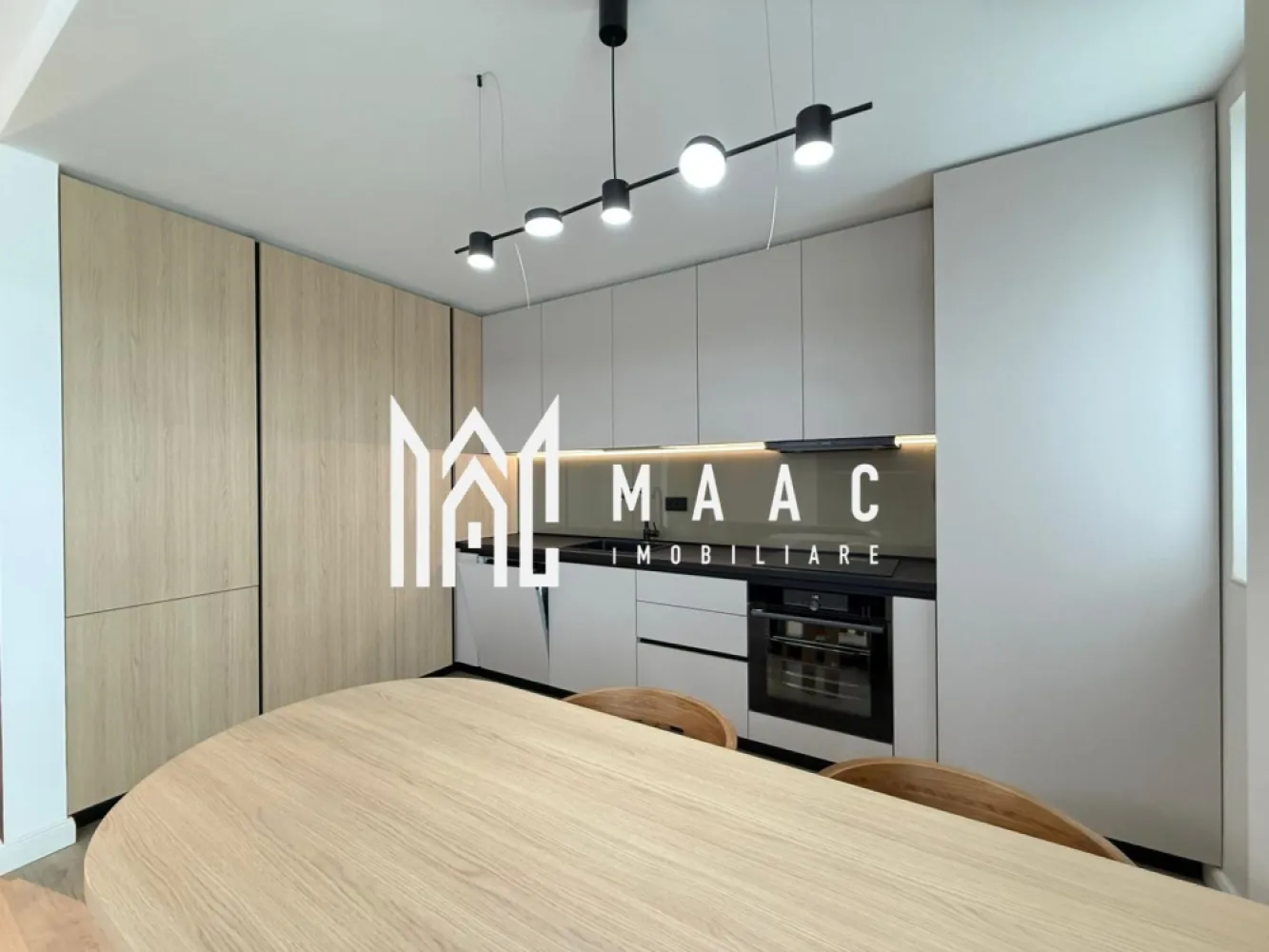 Apartament 3 camere nou | Garaj | Balcon | Boxa | Central - MAAC Imobiliare ofera spre inchiriere apartament cu 3 camere, nou, complet mobilat si utilat, in zona Centrala (imobilul Urban 42). Prima inchiriere si disponibilitate imediata. Compartimentarea: living open-space cu bucatarie, 2 dormitoare spatioase, 2 bai (una cu acces din dormitor), hol si balcon cu acces din living si dormitor. Apartamentul dispune de loc de parcare subteran si boxa de depozitare. Avand o amplasare buna accesul se face foarte usor catre numeroase centre comerciale si centrul orasului, de asemenea, este langa pistsa de bicicleta de pe malul Cibinului si la 15-20 de minute de mers pe jos de parcul Sub Arini. Se percepe o chirie in avans, garantie in cuantumul unei chirii lunare si se inchiriaza pe minim 12 luni,. Nu se accepta cu animale de companie. Pentru mai multe detalii, va rugam specificati telefonic: CP3044988
