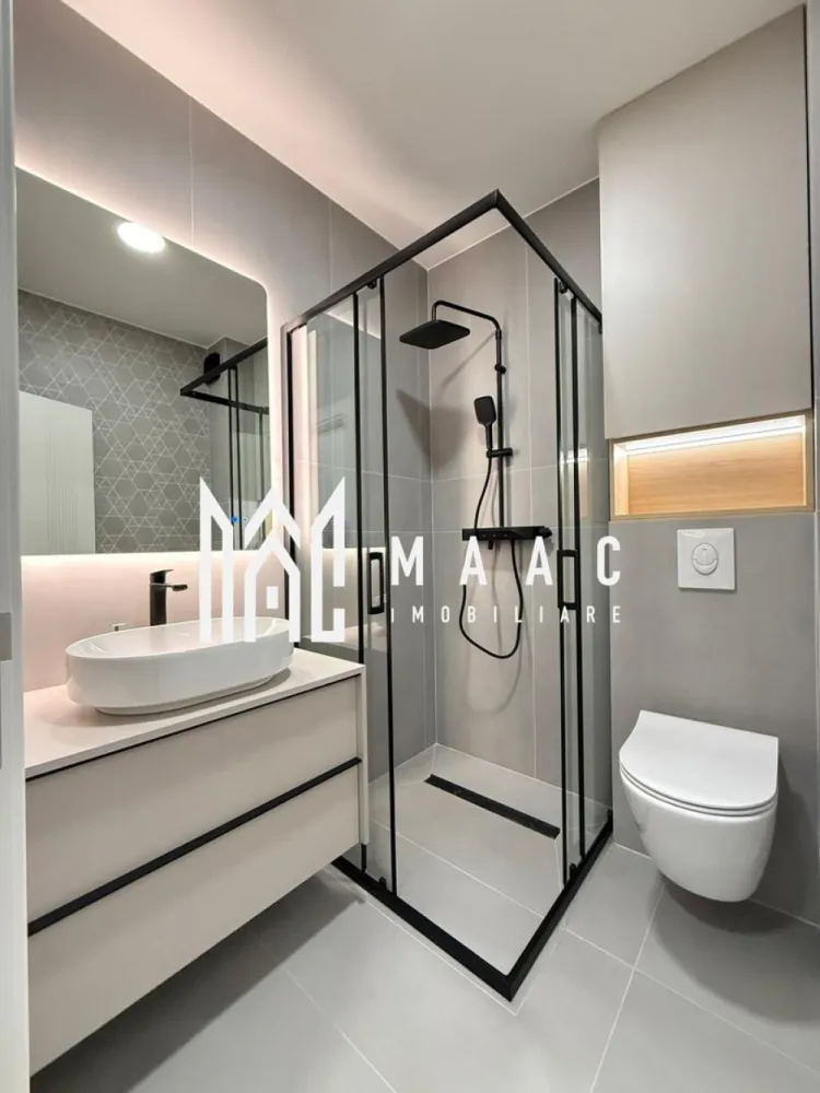 Apartament 3 camere nou | Garaj | Balcon | Boxa | Central - MAAC Imobiliare ofera spre inchiriere apartament cu 3 camere, nou, complet mobilat si utilat, in zona Centrala (imobilul Urban 42). Prima inchiriere si disponibilitate imediata. Compartimentarea: living open-space cu bucatarie, 2 dormitoare spatioase, 2 bai (una cu acces din dormitor), hol si balcon cu acces din living si dormitor. Apartamentul dispune de loc de parcare subteran si boxa de depozitare. Avand o amplasare buna accesul se face foarte usor catre numeroase centre comerciale si centrul orasului, de asemenea, este langa pistsa de bicicleta de pe malul Cibinului si la 15-20 de minute de mers pe jos de parcul Sub Arini. Se percepe o chirie in avans, garantie in cuantumul unei chirii lunare si se inchiriaza pe minim 12 luni,. Nu se accepta cu animale de companie. Pentru mai multe detalii, va rugam specificati telefonic: CP3044988