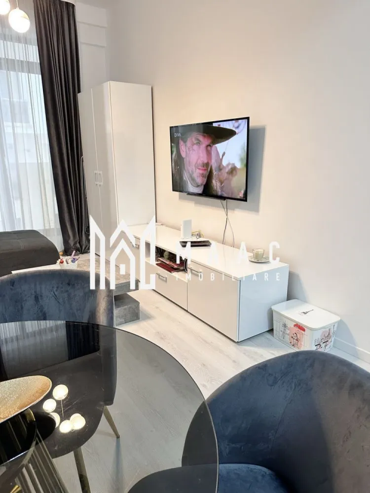 Apartament 2 camere| Finisat modern | Doamna Stanca - Maac Imobiliare propune spre vânzare un apartament cu 2 camere, situat în ansamblul Azur Residence, Doamna Stanca – o zonă în continuă dezvoltare, ideală atât pentru locuit, cât și pentru investiție. Situata la parter înalt, intr-un imobil finalizat in 2019, locuinta are o bucatarie open-space cu livingul, un dormitor, baie cu dus. Complet mobilat, modern, cu finisaje de calitate și un design interior ce aduce o nota de confort si echilibru. In pret este cuprins si un loc de parcare spațios – 30 mp, prins in CF Pentru mai multe detalii va rugam specificati telefonic ID: CP2744994 }}