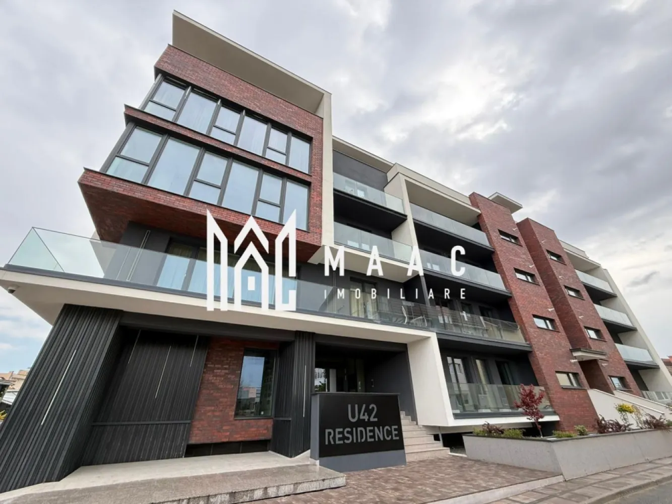 Apartament 3 camere nou | Garaj | Balcon | Boxa | Central
