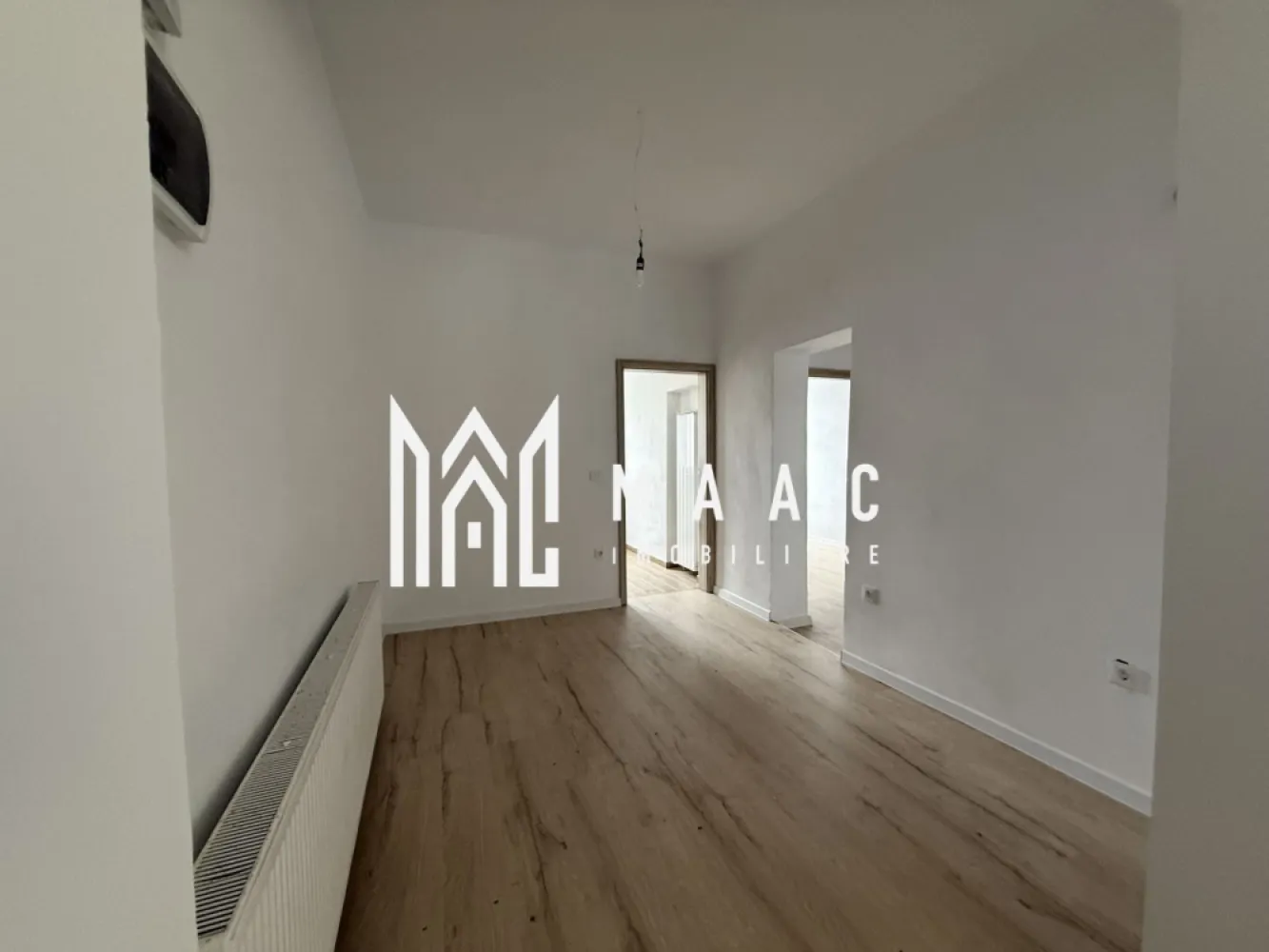 Apartament 3 camere | Parter | 60 MPU | Renovat complet - MAAC Imobiliare vă propune spre vânzare un apartament cu 3 camere, situat în zona Centrală a Sibiului.

Caracteristici si compartimentare:
Suprafață utilă: 60 mp

Compartimentare:
Hol de acces 
Bucătărie open space cu living spațios
Baie cu acces din living
Două dormitoare separate, poziționate inteligent pentru intimitate, conectate printr-un hol
Deasupra apartamentului se află pod, ideal pentru depozitare
Pivniță generoasă de aproximativ 20 mp, cu potențial de amenajare ca spațiu de relaxare sau hobby (ex. zonă de petrecere cu prietenii)

Avantaje și beneficii:
Locație centrală, cu acces facil către zone comerciale, transport public și instituții de interes
Curte comună curată și îngrijită, cu doar câțiva vecini
Pivniță spațioasă – ideală pentru depozitare 

Pentru mai multe detalii precizati telefonic ca ati vazut anuntul cu ID: CP3044767