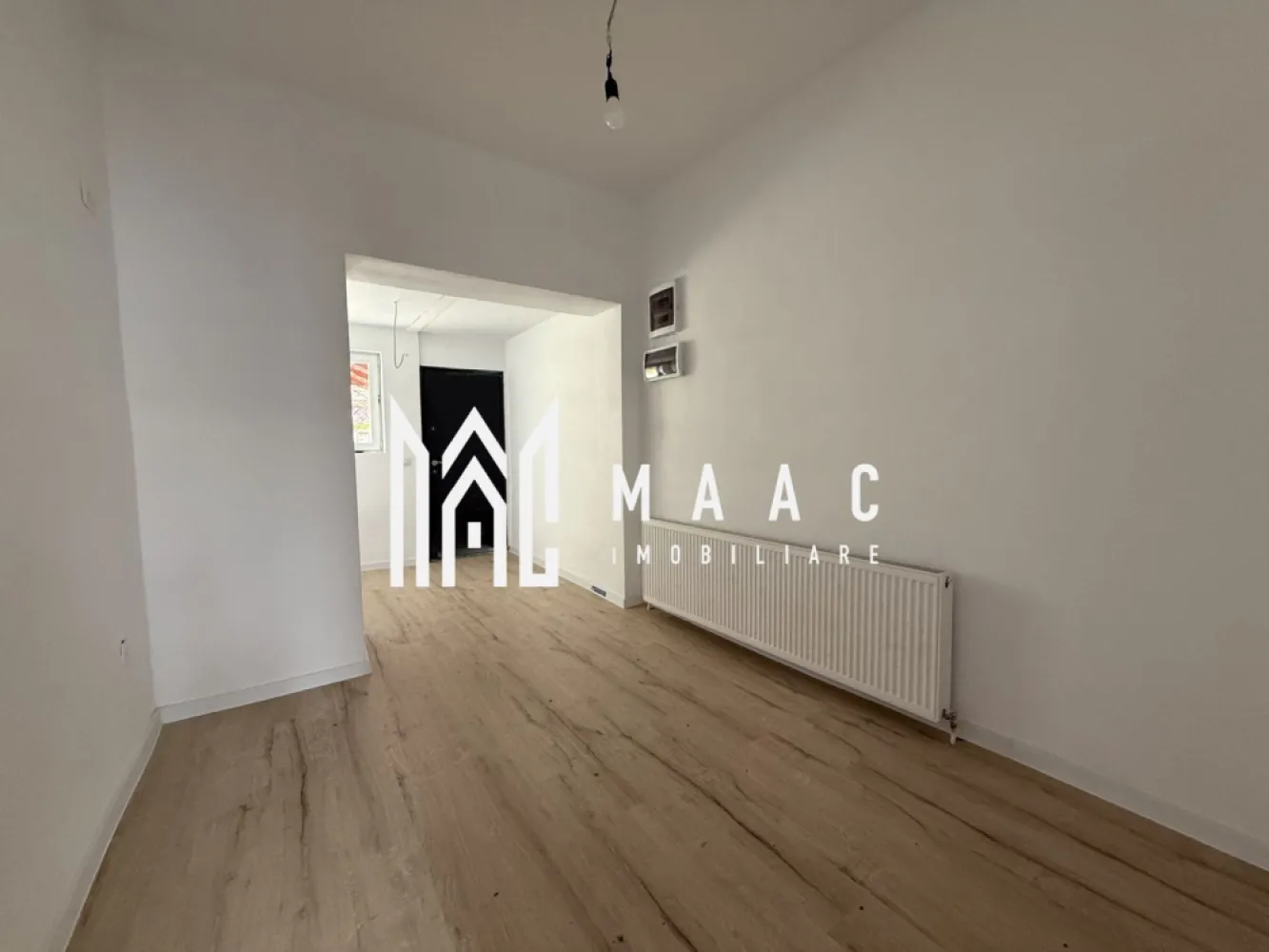 Apartament 3 camere | Parter | 60 MPU | Renovat complet - MAAC Imobiliare vă propune spre vânzare un apartament cu 3 camere, situat în zona Centrală a Sibiului.

Caracteristici si compartimentare:
Suprafață utilă: 60 mp

Compartimentare:
Hol de acces 
Bucătărie open space cu living spațios
Baie cu acces din living
Două dormitoare separate, poziționate inteligent pentru intimitate, conectate printr-un hol
Deasupra apartamentului se află pod, ideal pentru depozitare
Pivniță generoasă de aproximativ 20 mp, cu potențial de amenajare ca spațiu de relaxare sau hobby (ex. zonă de petrecere cu prietenii)

Avantaje și beneficii:
Locație centrală, cu acces facil către zone comerciale, transport public și instituții de interes
Curte comună curată și îngrijită, cu doar câțiva vecini
Pivniță spațioasă – ideală pentru depozitare 

Pentru mai multe detalii precizati telefonic ca ati vazut anuntul cu ID: CP3044767