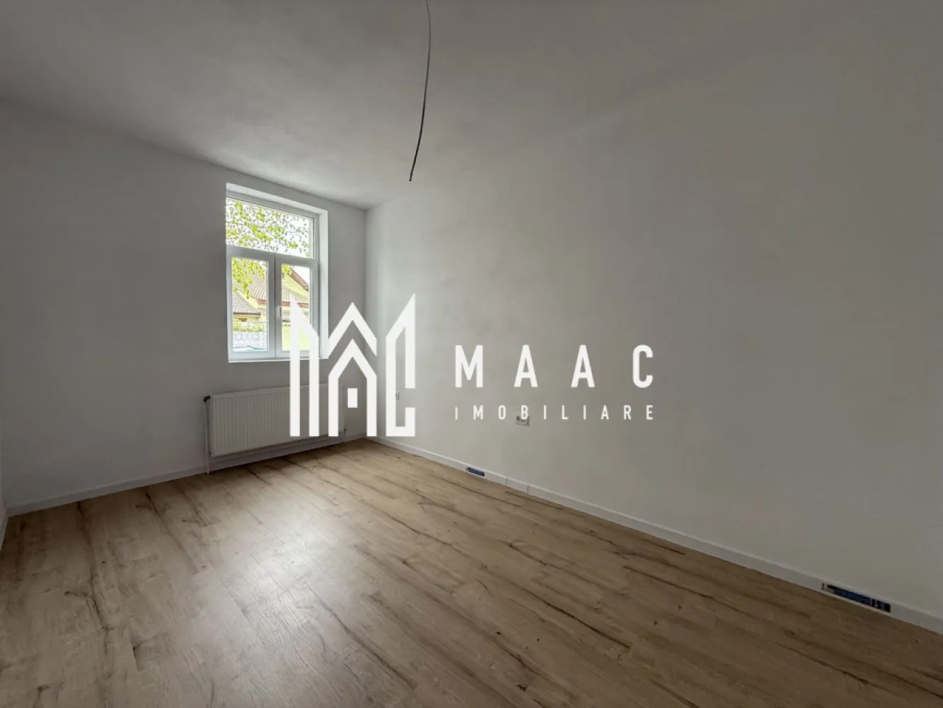 Apartament 3 camere | Parter | 60 MPU | Renovat complet - MAAC Imobiliare vă propune spre vânzare un apartament cu 3 camere, situat în zona Centrală a Sibiului.

Caracteristici si compartimentare:
Suprafață utilă: 60 mp

Compartimentare:
Hol de acces 
Bucătărie open space cu living spațios
Baie cu acces din living
Două dormitoare separate, poziționate inteligent pentru intimitate, conectate printr-un hol
Deasupra apartamentului se află pod, ideal pentru depozitare
Pivniță generoasă de aproximativ 20 mp, cu potențial de amenajare ca spațiu de relaxare sau hobby (ex. zonă de petrecere cu prietenii)

Avantaje și beneficii:
Locație centrală, cu acces facil către zone comerciale, transport public și instituții de interes
Curte comună curată și îngrijită, cu doar câțiva vecini
Pivniță spațioasă – ideală pentru depozitare 

Pentru mai multe detalii precizati telefonic ca ati vazut anuntul cu ID: CP3044767